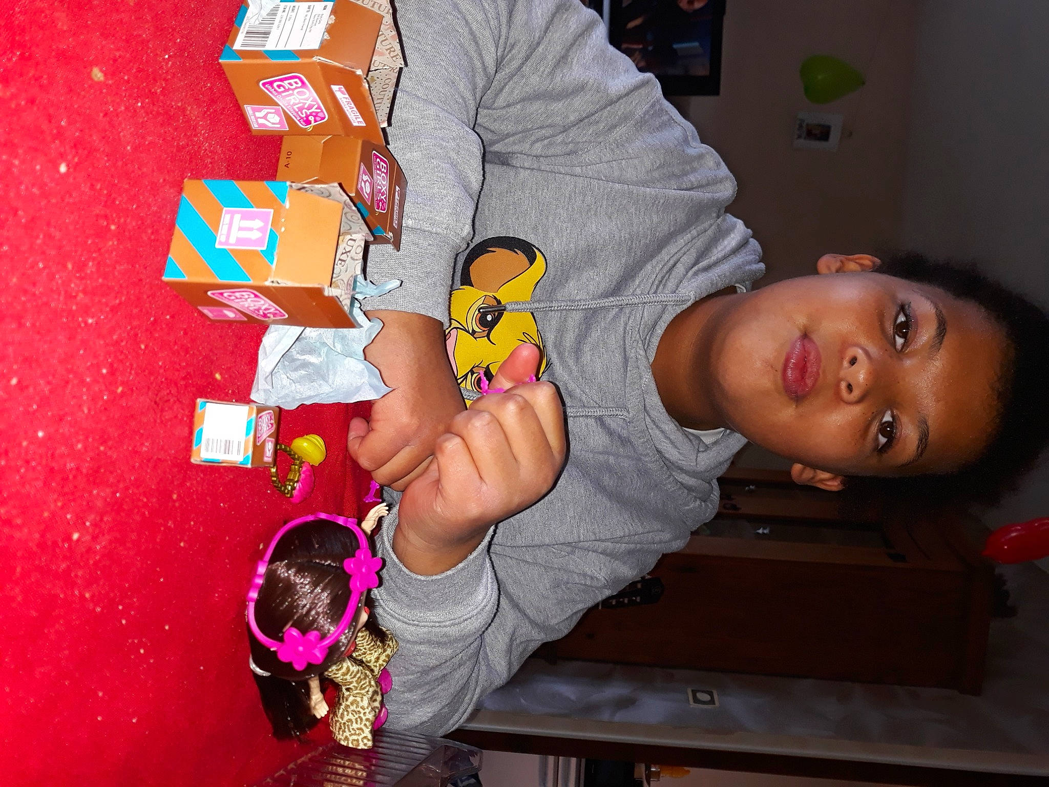 Chelsea participe au concours pour gagner de l'argent avec cette photo : baby_toddler_clothing, box, bracelet, button, nail, paper_product, person, under_exposed