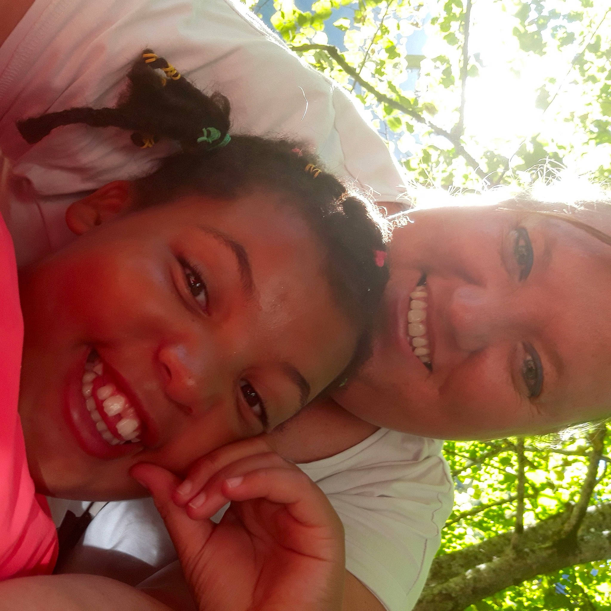 Chelsea participe au concours pour gagner de l'argent avec cette photo : cheek, eye, face, facial_expression, finger, forehead, happy, head, human, interaction, iris, joy, lip, mouth, nose, people_in_nature, person, skin, smile, summer