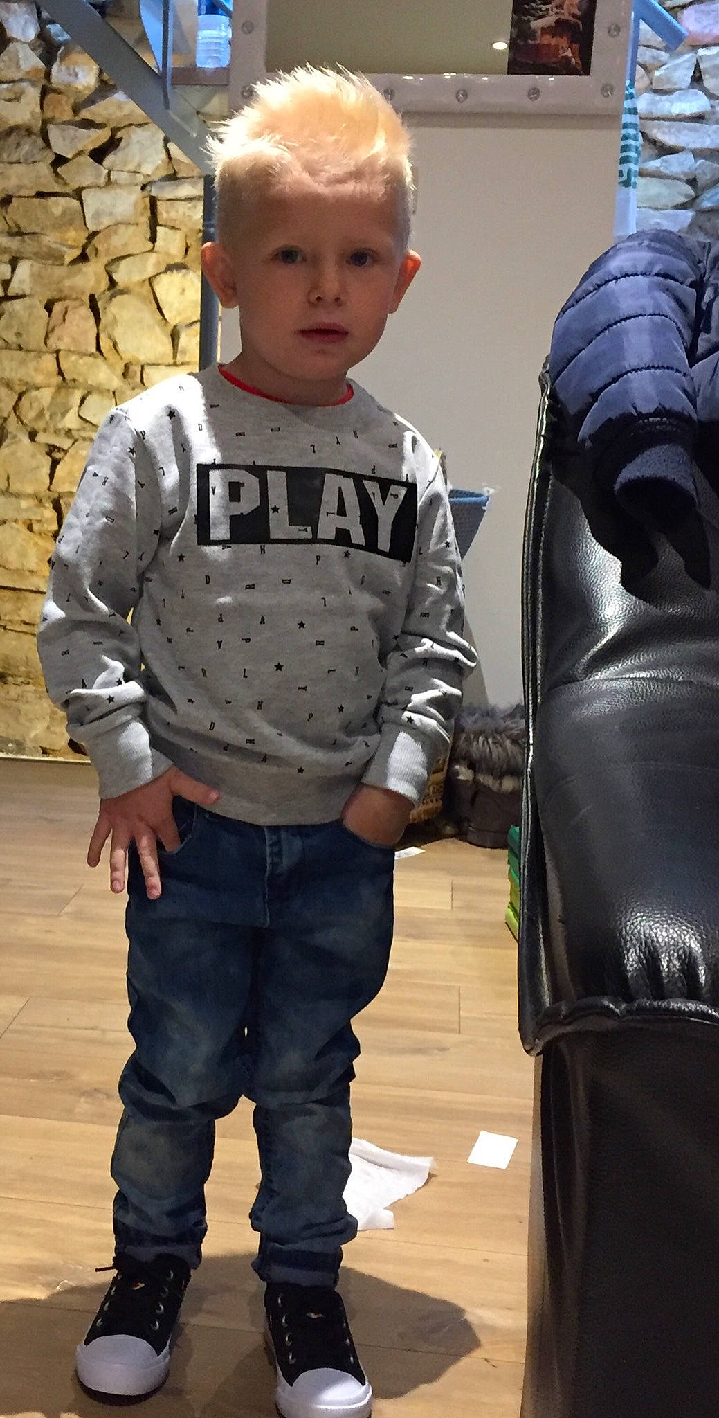 Travis a rejoint le concours — aidez-le/la à gagner de superbes lots ! boy, child, cool, footwear, jeans, outerwear, person, product, shoe, standing, toddler