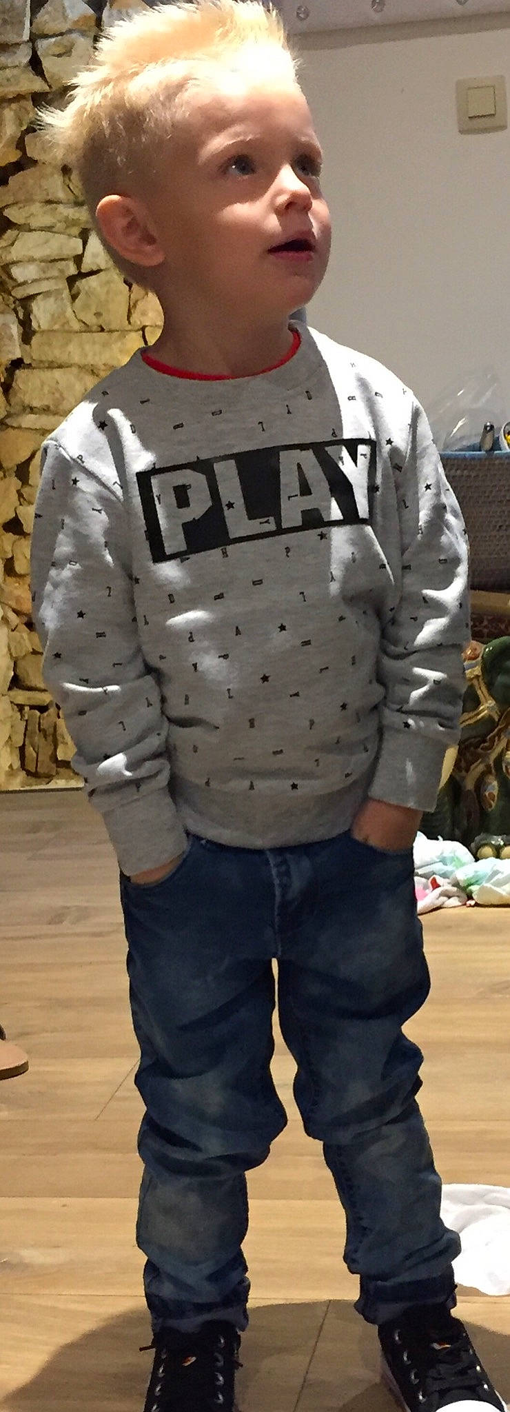 Travis a rejoint le concours — aidez-le/la à gagner de superbes lots ! boy, child, cool, denim, footwear, fun, headwear, human_behavior, jacket, jeans, male, outerwear, person, product, shoe, sleeve, smile, standing, t_shirt, textile