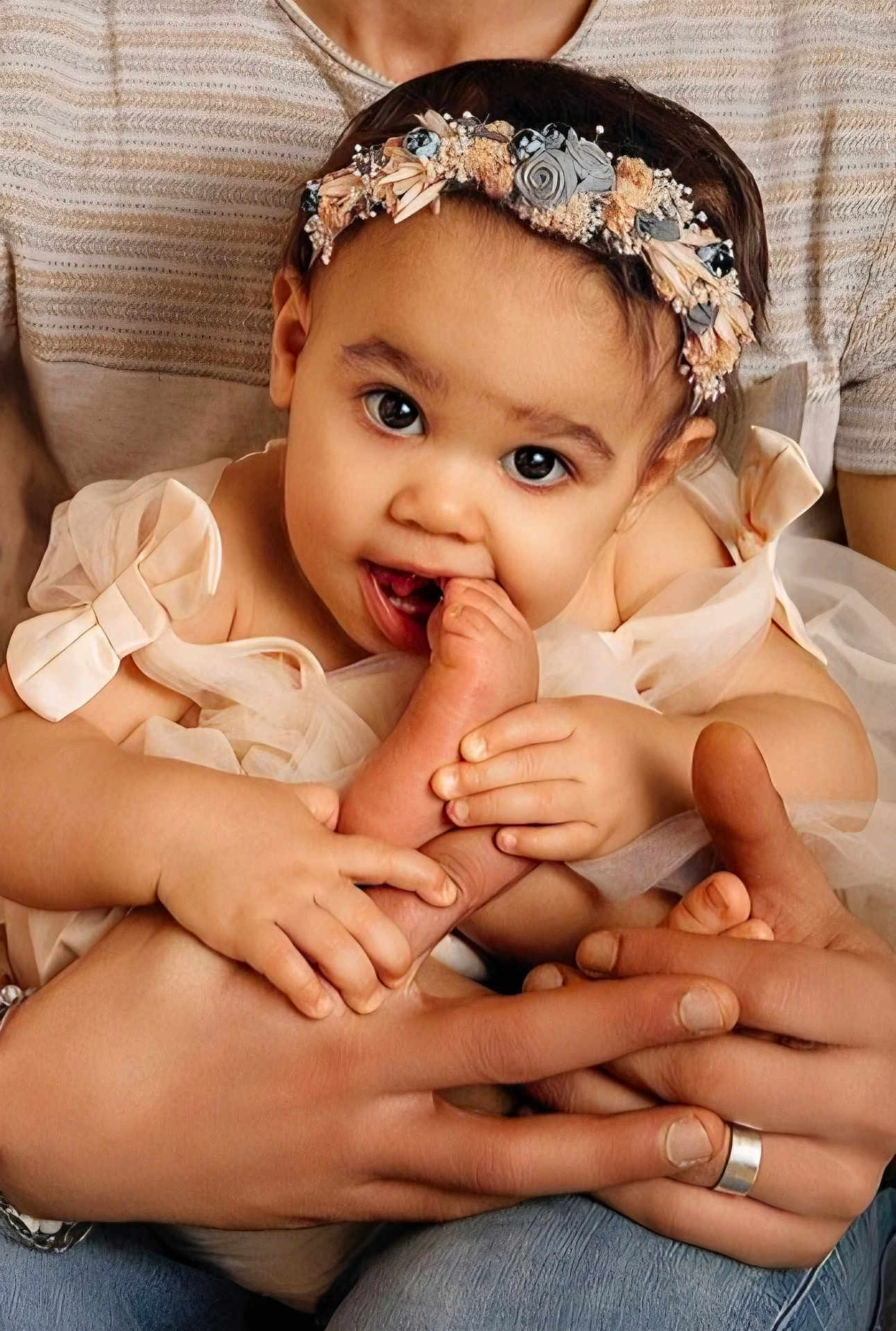 Sofya a rejoint le concours — aidez-le/la à gagner de superbes lots ! baby, infant, child, portrait, headband, flower_crown, hands, feet, adult_hands, holding, eating, teething, dress, bow, cute, big_eyes, close_up, studio_lighting, family, skin