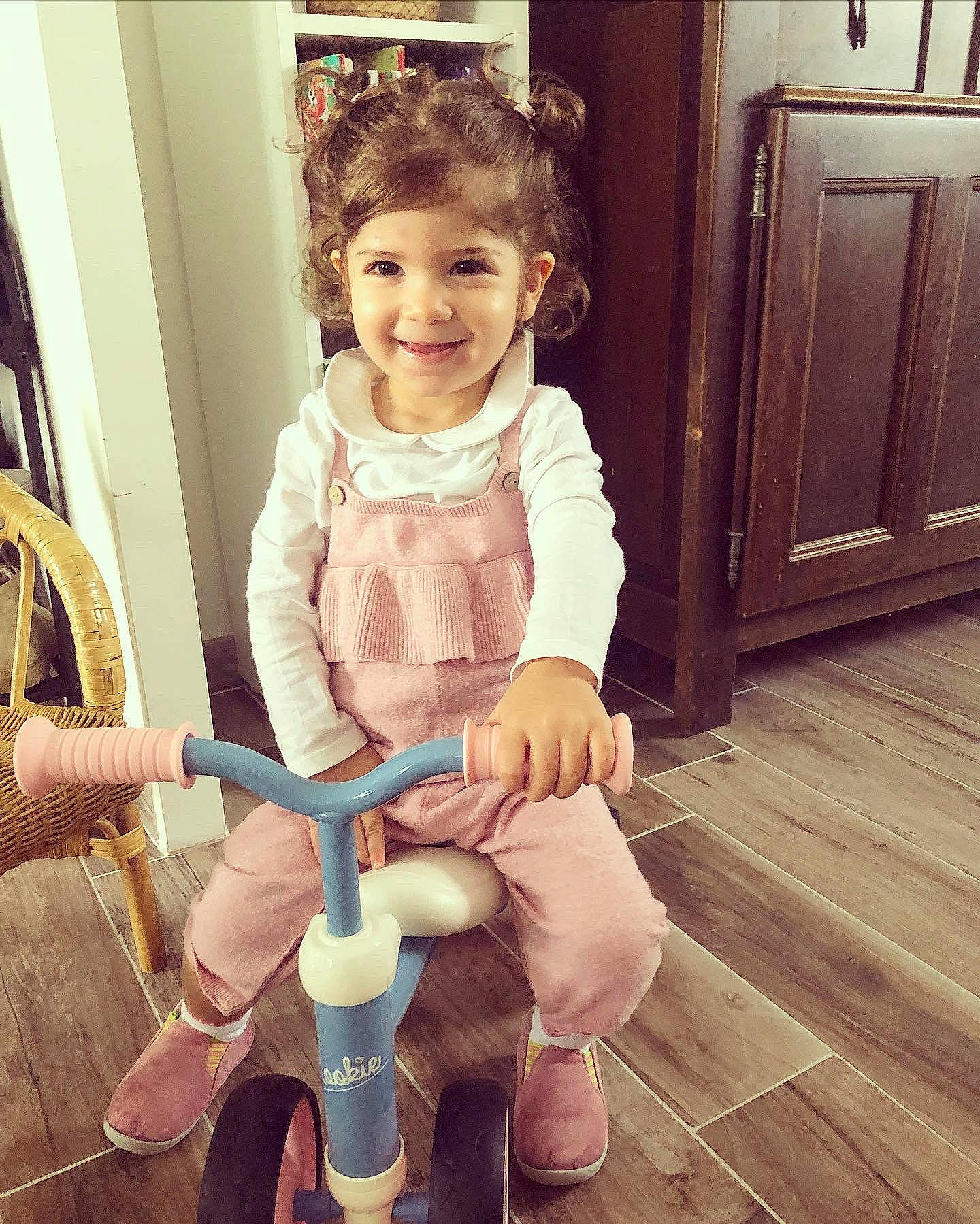 Lara a rejoint le concours — aidez-le/la à gagner de superbes lots ! baby_toddler_clothing, beauty, door, flooring, fun, happy, hardwood, human, human_leg, iris, joy, knee, leg, person, product, skin, sleeve, smile, standing, thigh