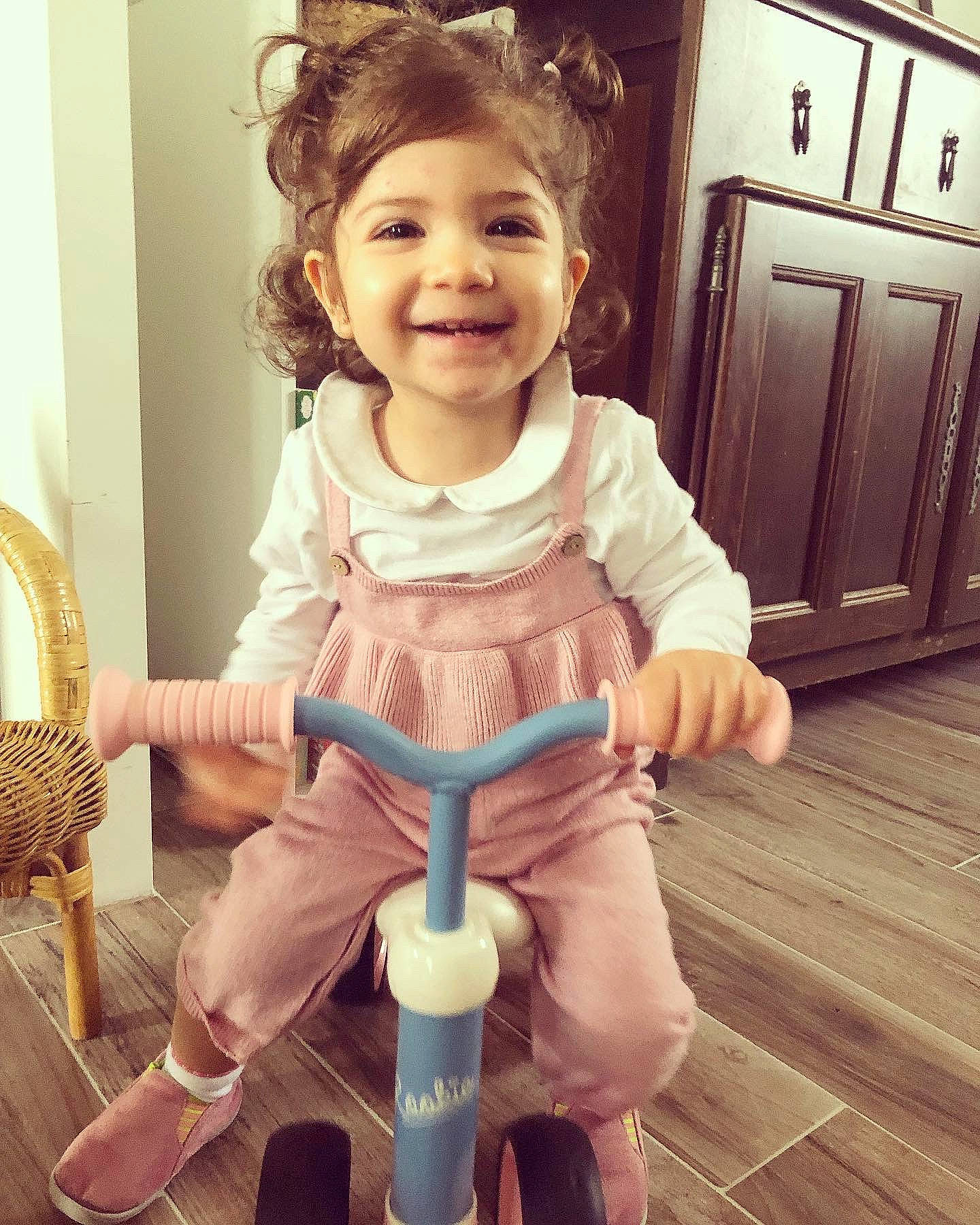 Lara a rejoint le concours — aidez-le/la à gagner de superbes lots ! baby, baby_toddler_clothing, cabinetry, chair, door, eye, face, hair, happy, head, iris, joy, person, riding_toy, skin, sleeve, smile, tire, toddler, wheel