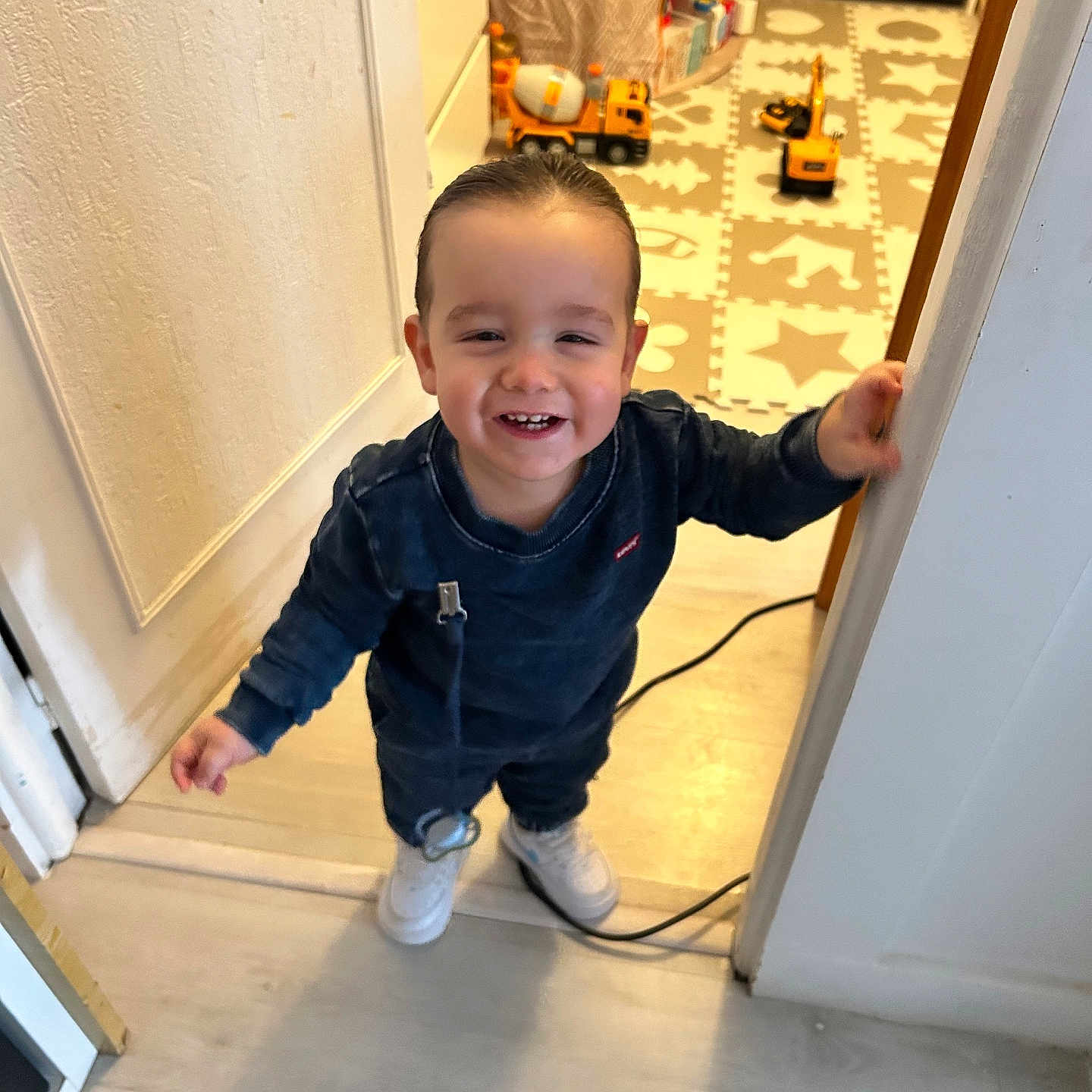 Davy a rejoint le concours — aidez-le/la à gagner de superbes lots ! baby, babylaughing, clothing, coat, door, face, footwear, happy, head, indoors, interiordesign, jacket, jeans, lighting, pants, person, photography, portrait, shoe, sitting