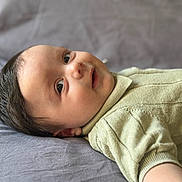 Giulian participe au concours pour gagner de l'argent avec cette photo : baby, bed, blanket, child, cute, expression, eyes, face, hair, head, indoors, infant, knitwear, lying_down, portrait, skin, smile, soft, sweater, young