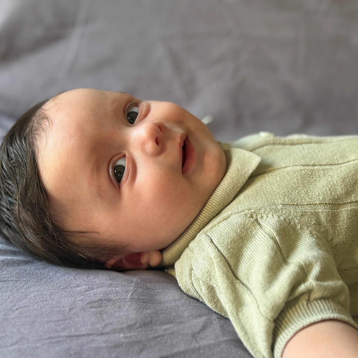 Giulian participe au concours pour gagner de l'argent avec cette photo : baby, bed, blanket, child, cute, expression, eyes, face, hair, head, indoors, infant, knitwear, lying_down, portrait, skin, smile, soft, sweater, young