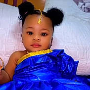 Angeles a rejoint le concours — aidez-le/la à gagner de superbes lots ! baby, babylaughing, blackhair, bodypart, child, clothing, dress, face, female, girl, hair, happy, head, person, shoulder, sitting, sleeve, smile