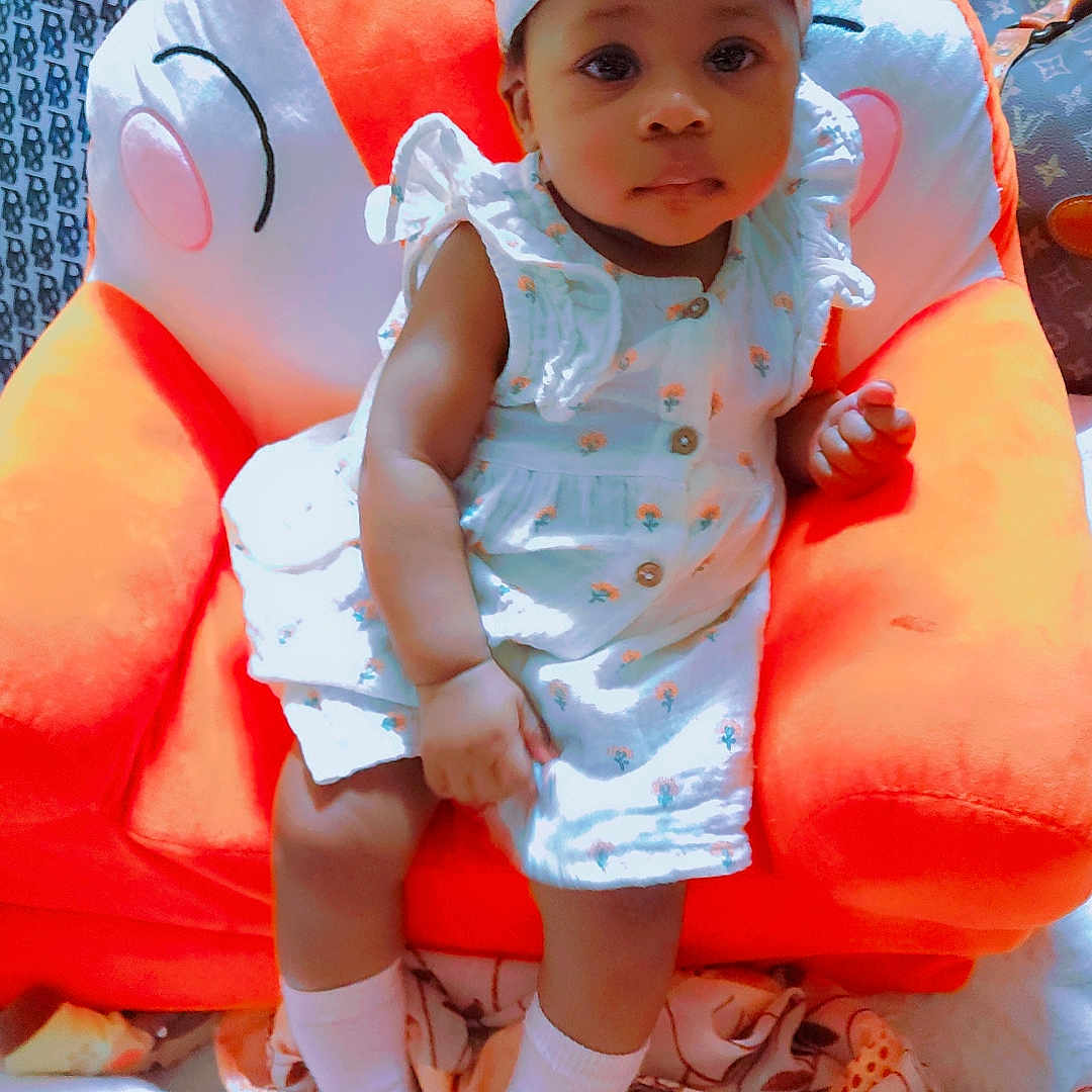 Angeles a rejoint le concours — aidez-le/la à gagner de superbes lots ! baby, baseballcap, cap, clothing, couch, cushion, face, footwear, furniture, hat, head, homedecor, hosiery, person, photography, portrait, shoe, shorts, sitting, sock