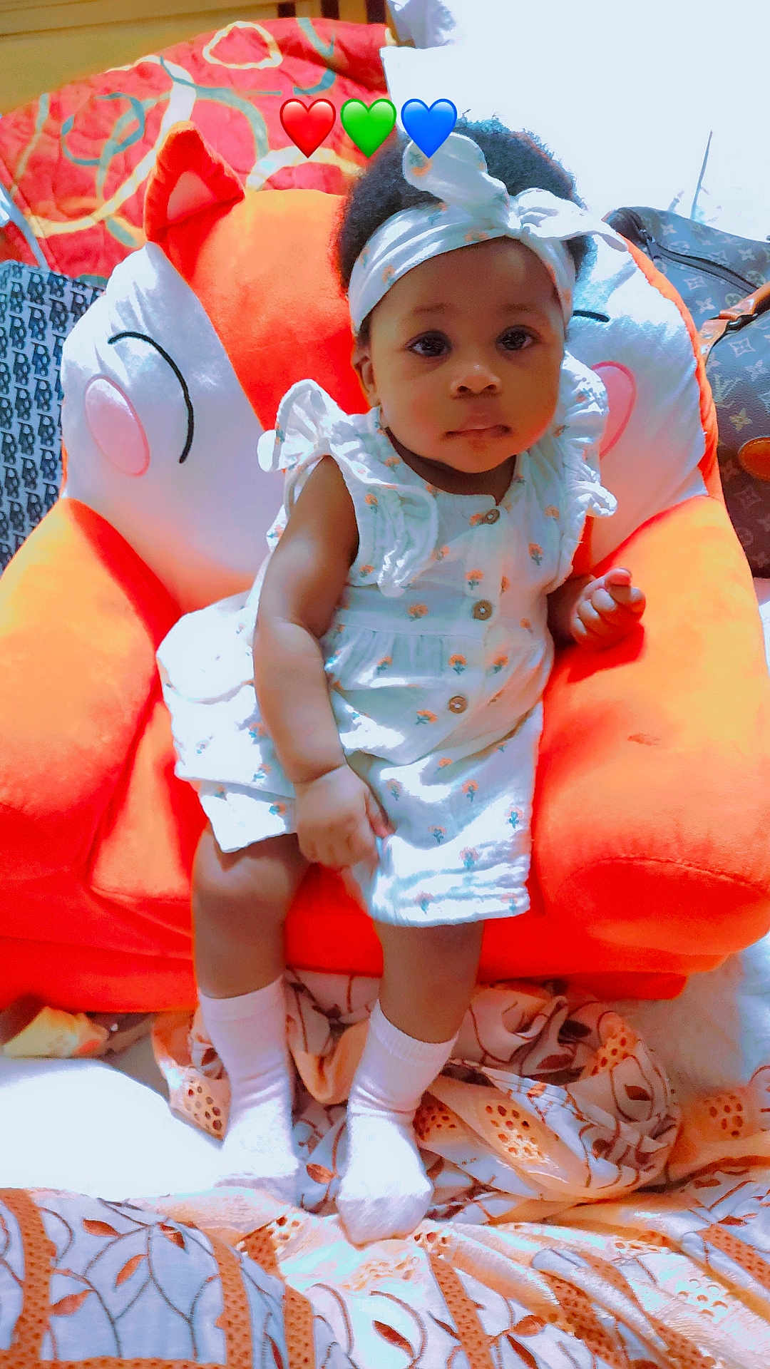 Angeles a rejoint le concours — aidez-le/la à gagner de superbes lots ! baby, baseballcap, cap, clothing, couch, cushion, face, footwear, furniture, hat, head, homedecor, hosiery, person, photography, portrait, shoe, shorts, sitting, sock