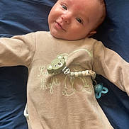 Maö a rejoint le concours — aidez-le/la à gagner de superbes lots ! baby, infant, smile, onesie, pacifier, pacifier_clip, teddy_bear, blue_sheet, bed, lying_down, portrait, cute, cheek, hand, clothing, home_interior, skin, eyes, cozy, newborn