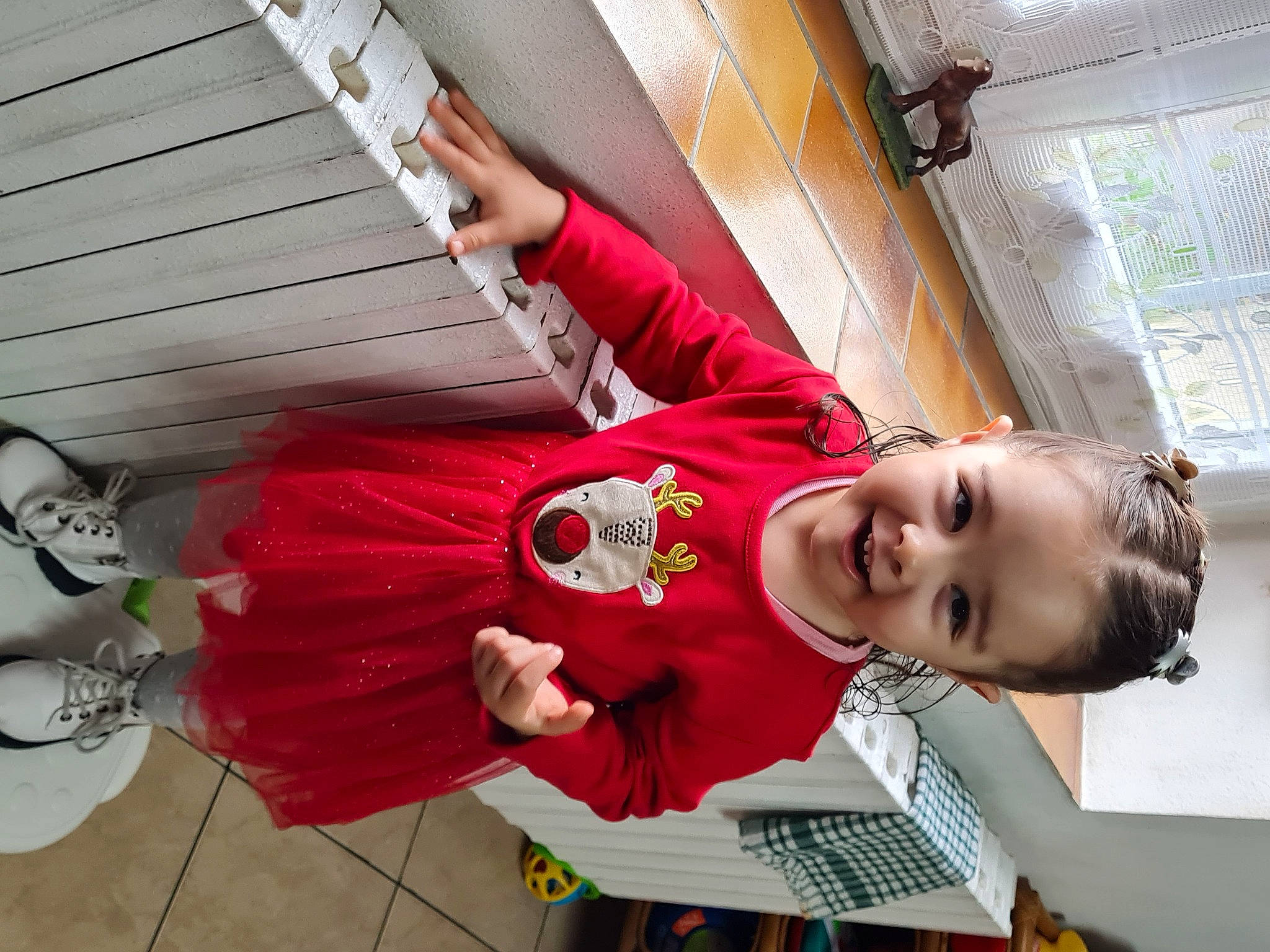 Mia participe au concours pour gagner de l'argent avec cette photo : child, flooring, fun, happy, joy, laptop, leisure, person, smile, stairs, t_shirt, toddler, tree, window, wood