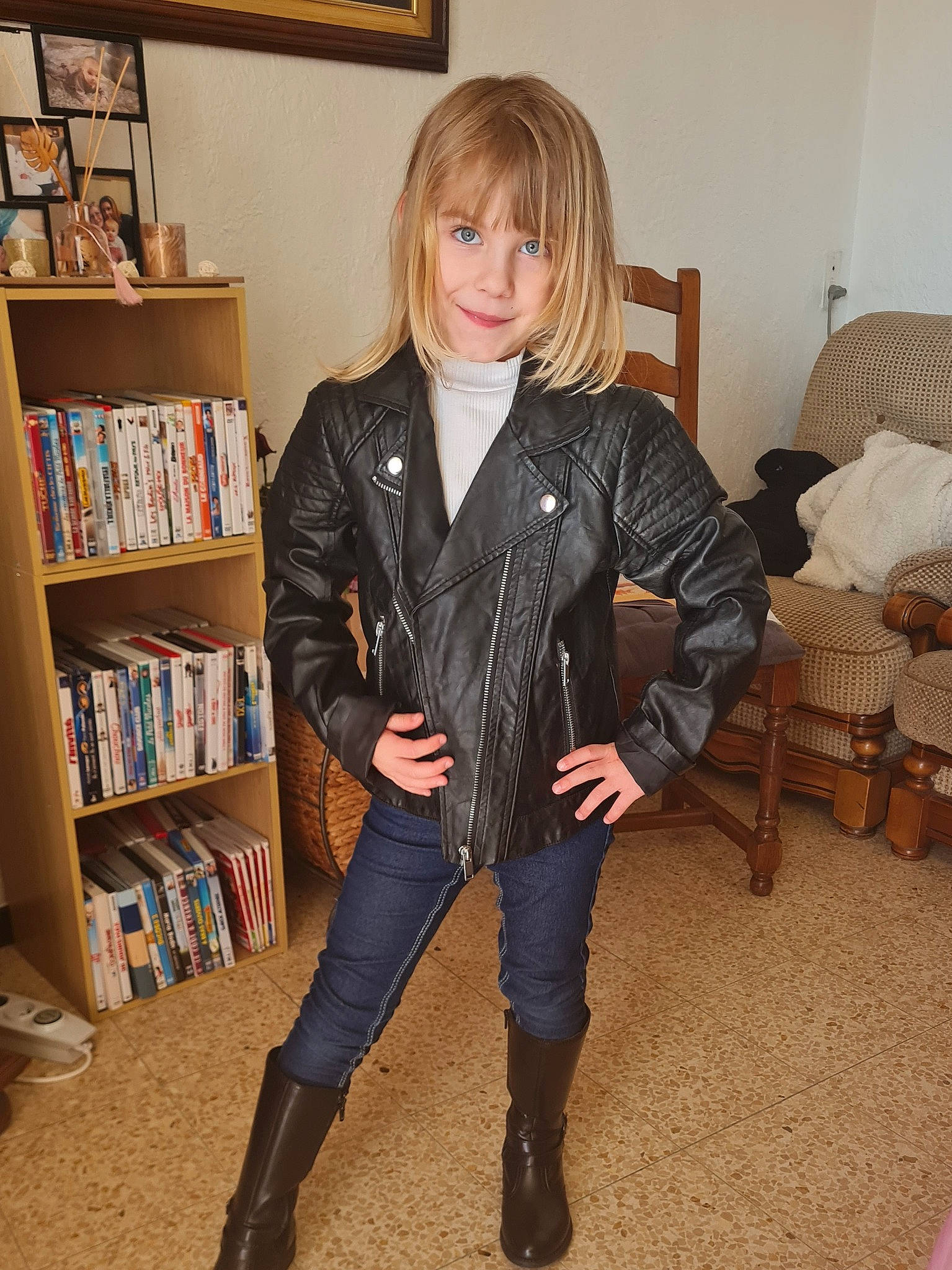 Chiara participe au concours pour gagner de l'argent avec cette photo : bangs, blazer, book, bookcase, collar, dress, fashion_design, formal_wear, human_leg, jacket, joy, knee, knee_high_boot, leather_jacket, person, picture_frame, shelf, sleeve, sportswear, street_fashion