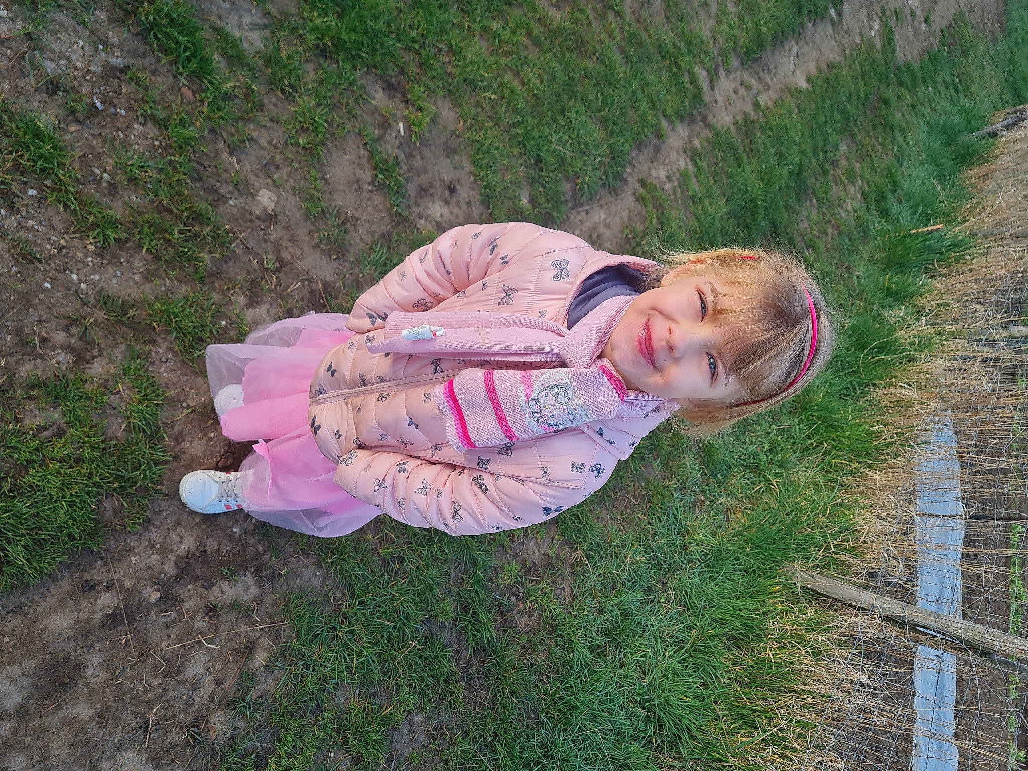 Chiara participe au concours pour gagner de l'argent avec cette photo : baby, baby_toddler_clothing, child, face, fun, grass, grass_family, grassland, happy, head, joy, leisure, people_in_nature, person, plant, sitting, soil, toddler, tree