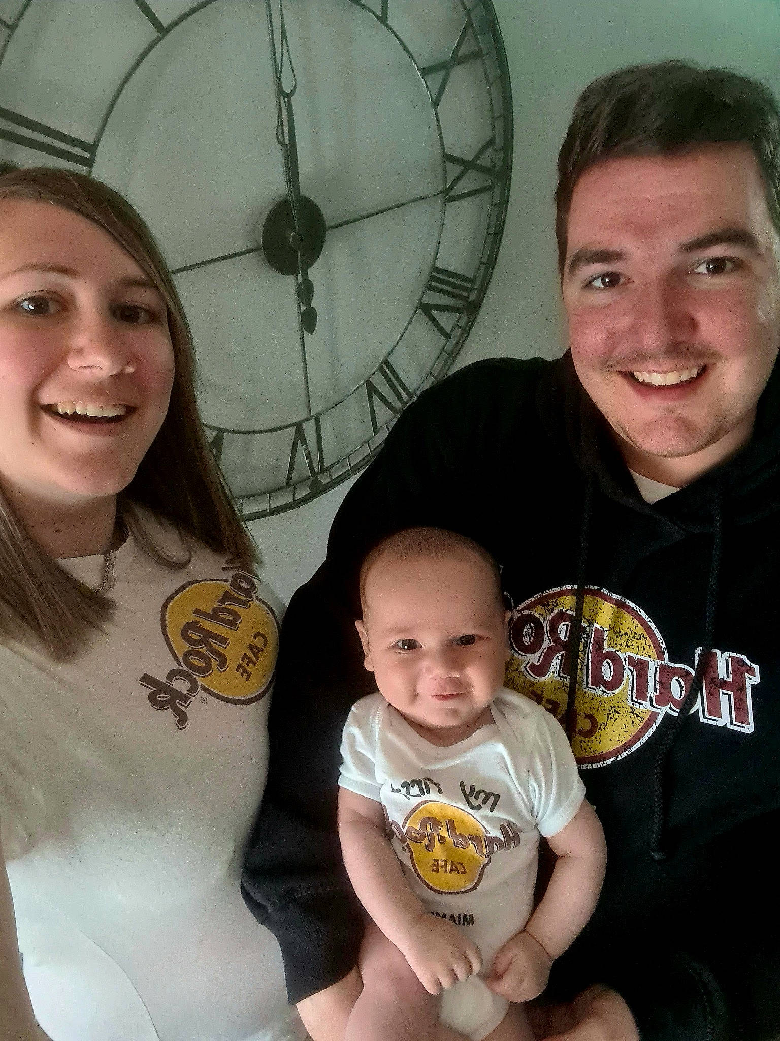 Esteban participe au concours pour gagner de l'argent avec cette photo : arm, chin, eye, face, facial_expression, hair, hairstyle, happy, head, human, iris, joy, mouth, muscle, organ, person, photograph, product, skin, sleeve