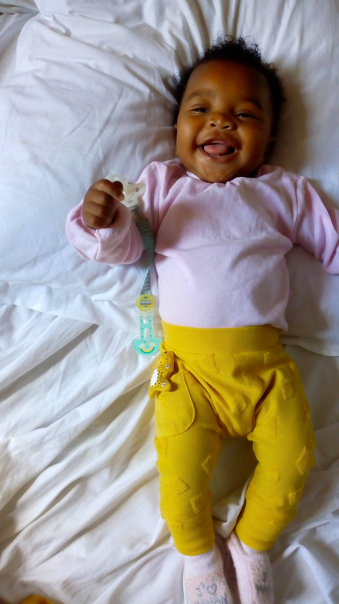 Kendra a rejoint le concours — aidez-le/la à gagner de superbes lots ! baby, baby_toddler_clothing, child, fun, happy, joy, linens, person, play, skin, smile, textile, toddler, yellow