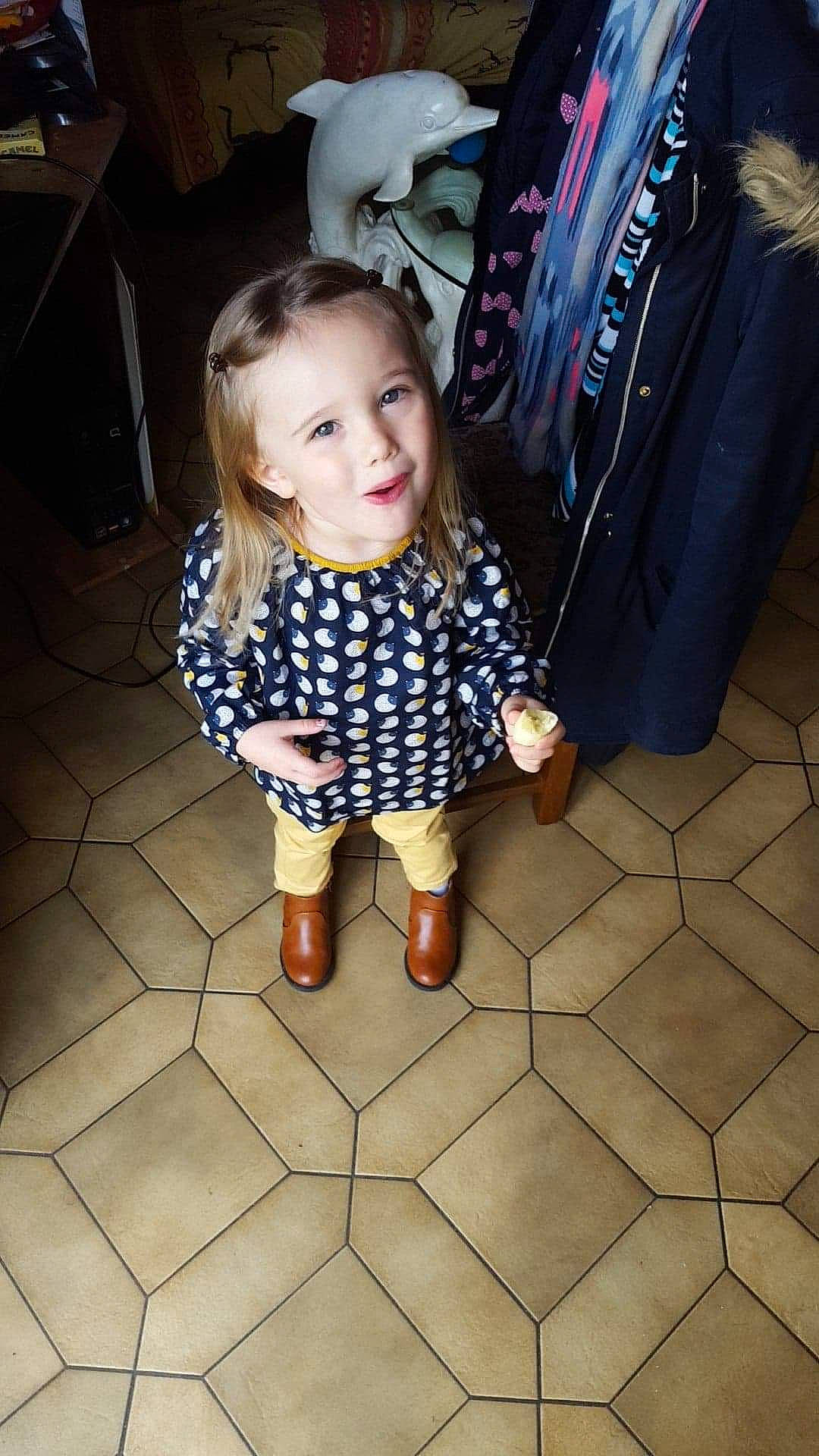 Orlane participe au concours pour gagner de l'argent avec cette photo : child, floor, flooring, footwear, fun, person, shoe, skin, toddler