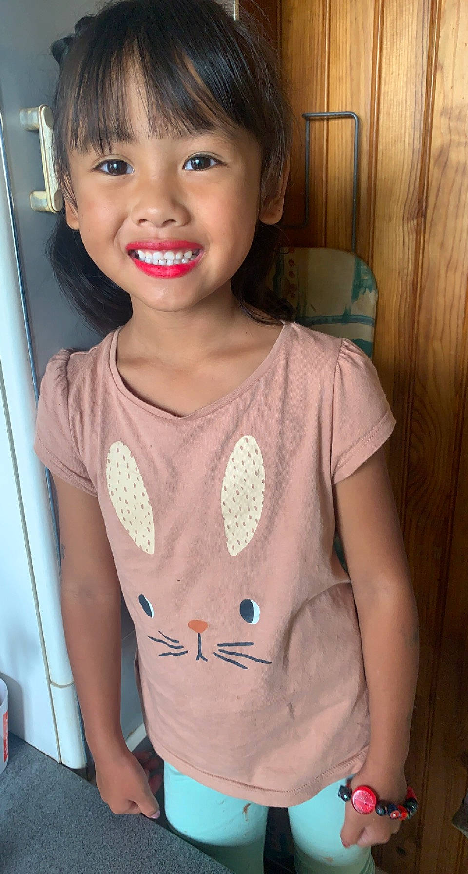Lana a rejoint le concours — aidez-le/la à gagner de superbes lots ! baby_toddler_clothing, bangs, blond, brown_hair, chest, child, eyelash, facial_expression, happy, joy, lip, lipstick, neck, pattern, person, shoulder, skin, sleeve, smile, t_shirt