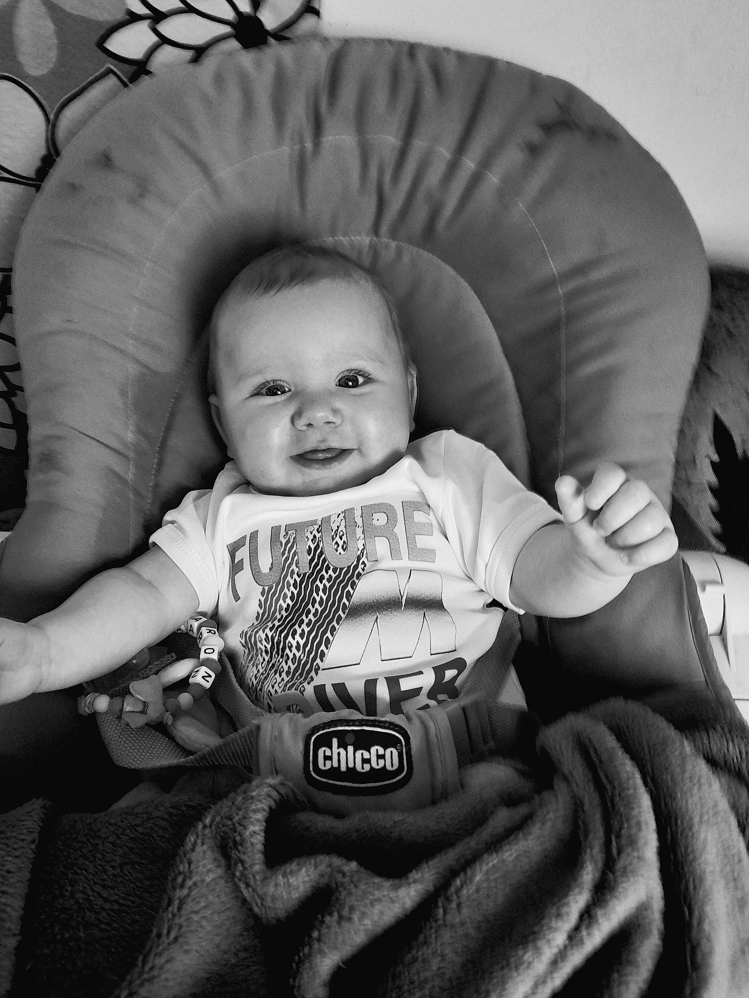 Aaron a rejoint le concours — aidez-le/la à gagner de superbes lots ! arm, baby, baby_toddler_clothing, black, black_and_white, cheek, comfort, eye, finger, flash_photography, grey, happy, human_body, iris, person, product, skin, sleeve, standing, style