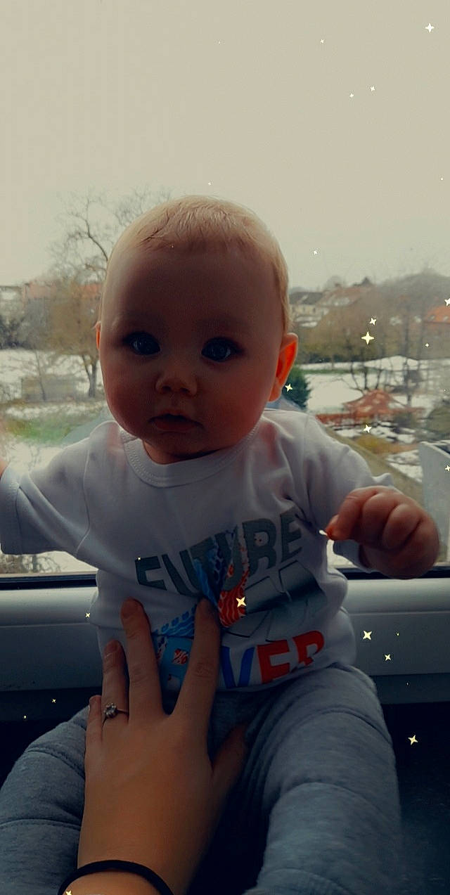 Aaron a rejoint le concours — aidez-le/la à gagner de superbes lots ! automotive_exterior, baby, baby_toddler_clothing, cheek, child, chin, finger, fun, gesture, grass, hand, happy, mouth, person, skin, sky, sleeve, standing, thumb, toddler