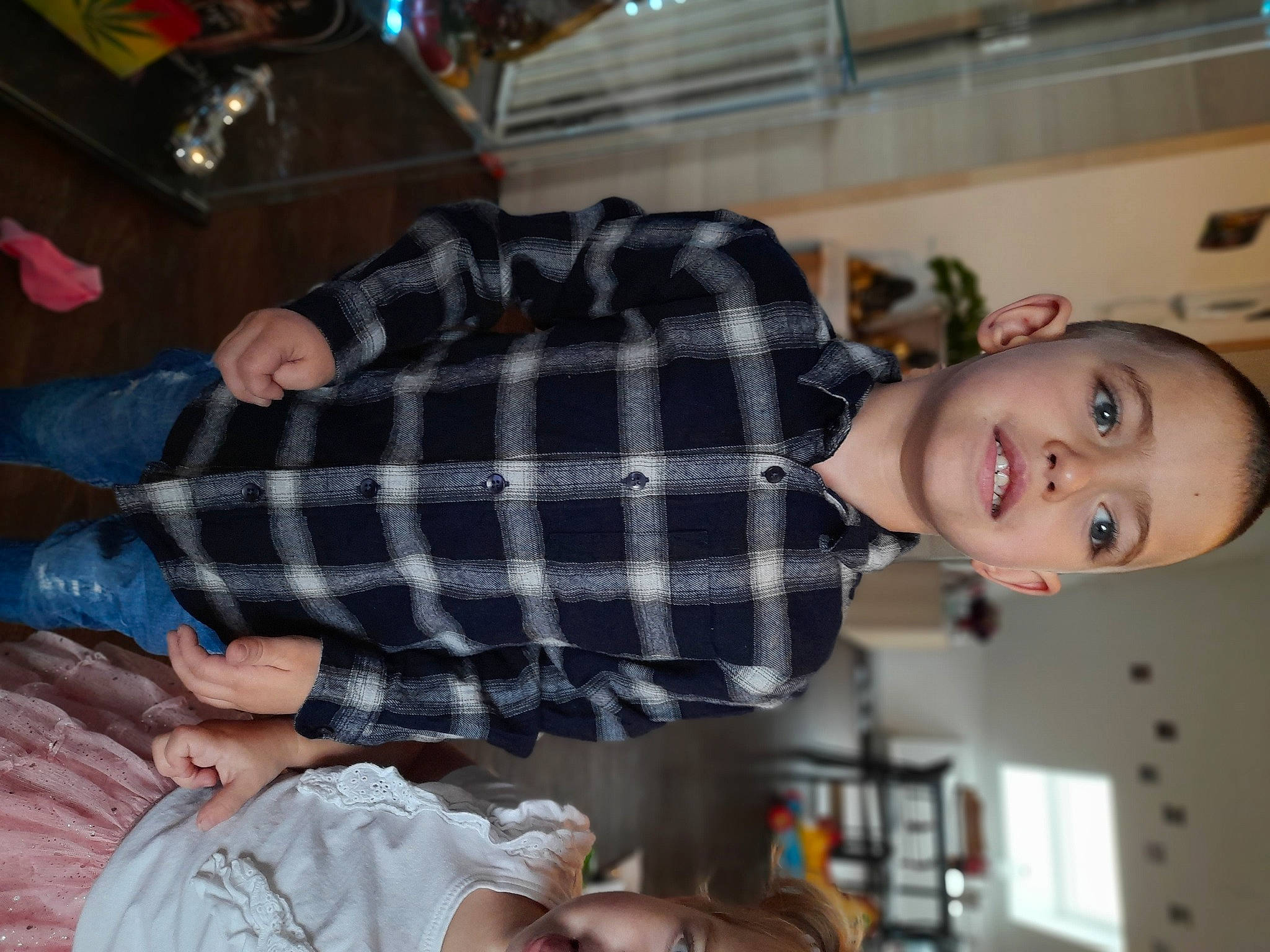 Kylian a rejoint le concours — aidez-le/la à gagner de superbes lots ! arm, barefoot, child, comfort, elbow, fun, gesture, hand, happy, human_leg, knee, lap, mouth, pattern, person, plaid, room, tartan, textile, thigh