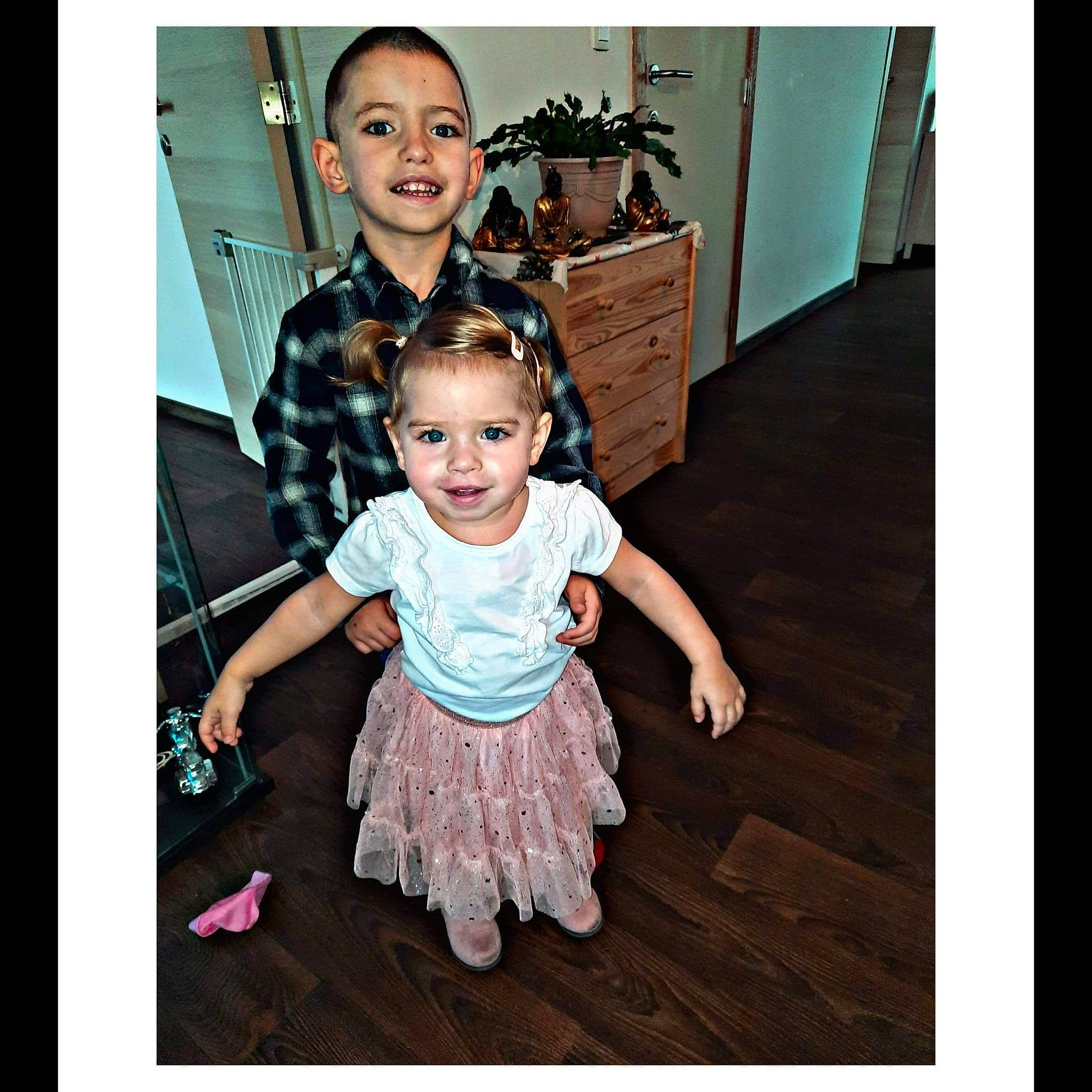 Kylian a rejoint le concours — aidez-le/la à gagner de superbes lots ! baby, baby_toddler_clothing, child, event, fashion_accessory, flash_photography, formal_wear, fun, gesture, happy, magenta, pattern, person, product, room, sitting, sleeve, smile, t_shirt, toddler