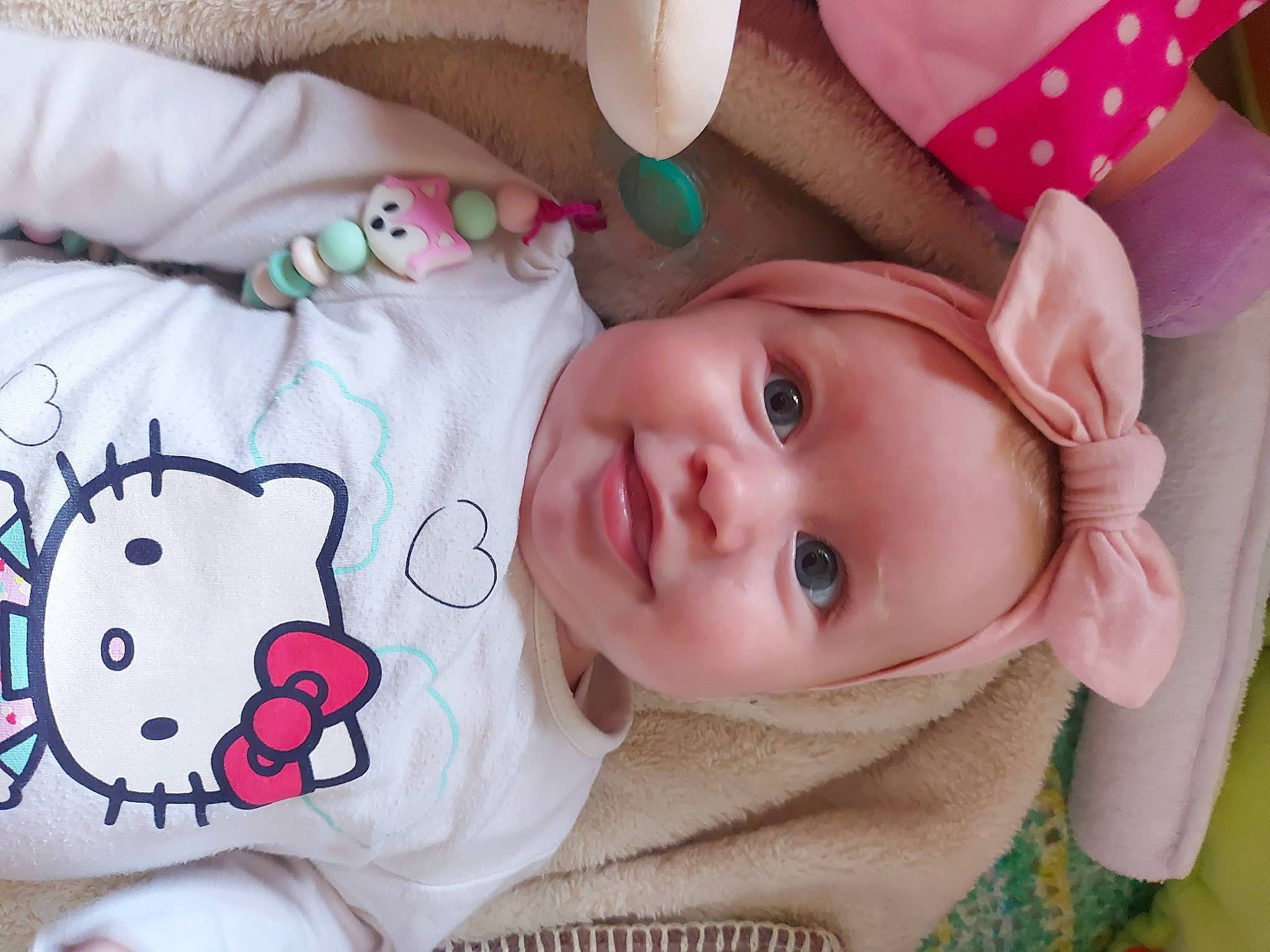 Mila participe au concours pour gagner de l'argent avec cette photo : baby, baby_products, baby_toddler_clothing, cheek, child, eye, eyelash, face, head, headgear, headwear, lip, nose, organ, person, pink, product, skin, sleeve, textile