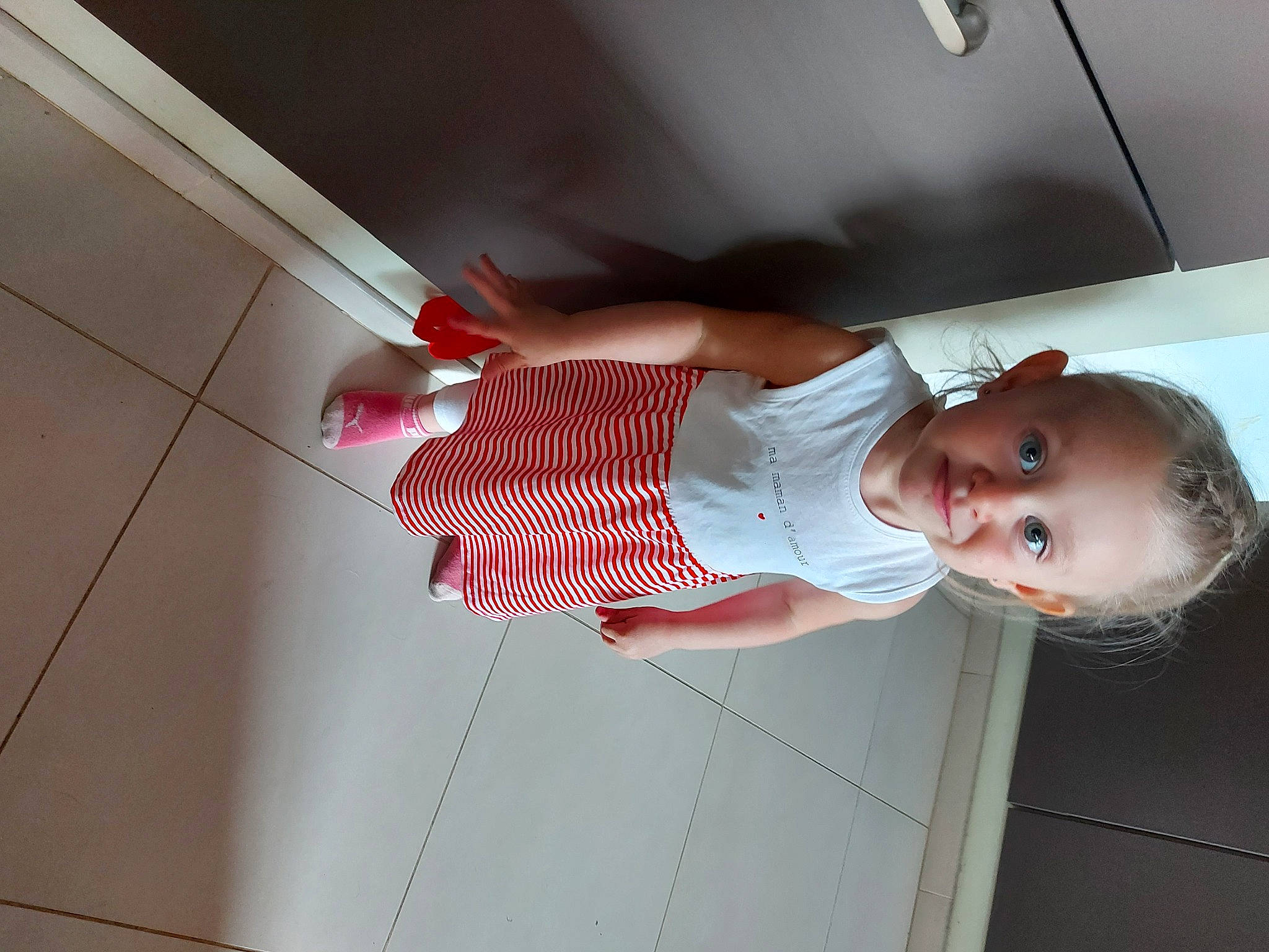 Elina a rejoint le concours — aidez-le/la à gagner de superbes lots ! baby, baby_toddler_clothing, ceiling, child, dress, elbow, finger, floor, flooring, fun, hand, hardwood, human_leg, joint, pattern, person, room, skin, thumb, toddler
