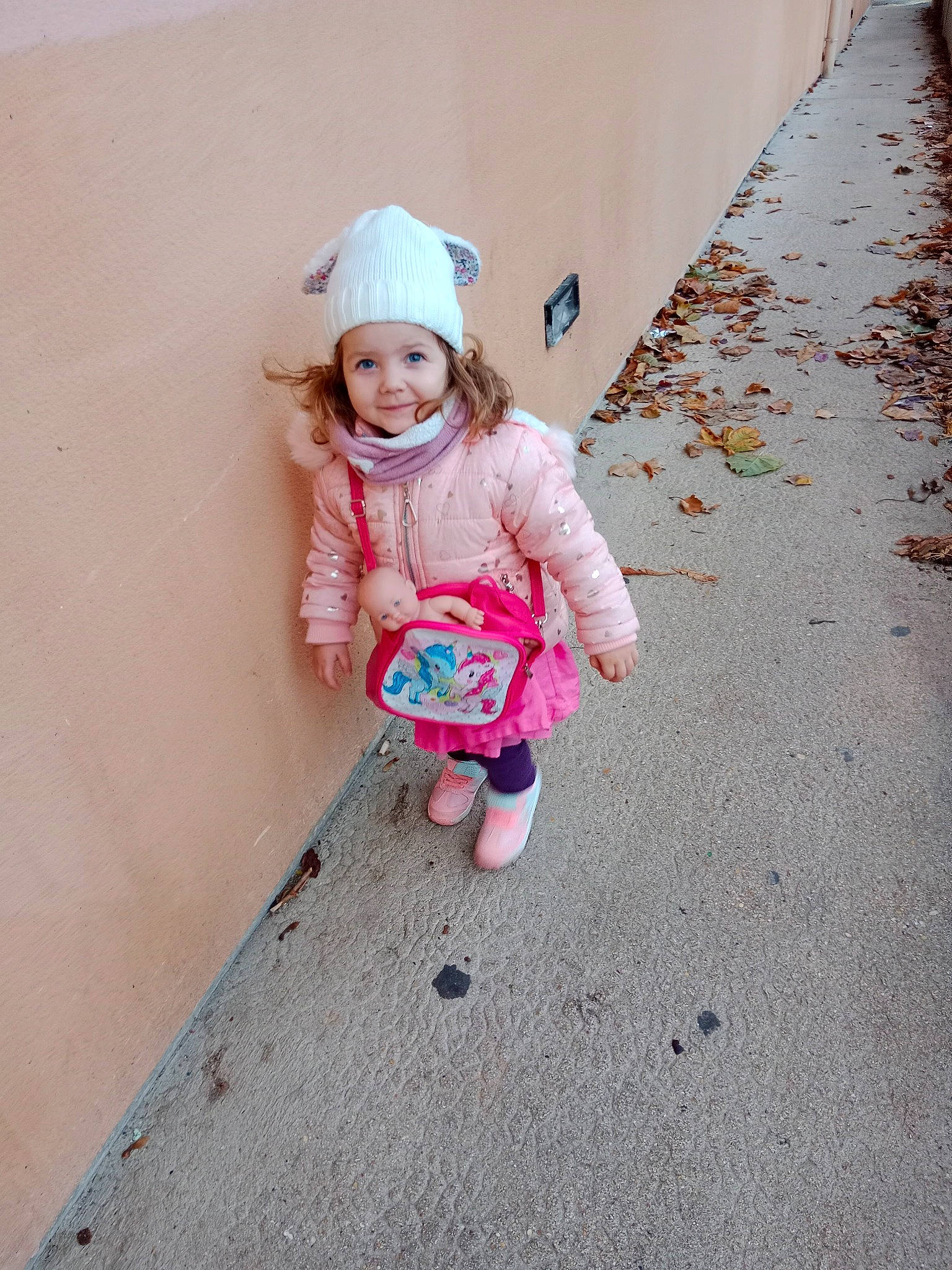 Lena a rejoint le concours — aidez-le/la à gagner de superbes lots ! asphalt, baby, baby_toddler_clothing, cap, child, concrete, fun, grass, happy, headwear, joy, magenta, pattern, person, pink, recreation, road_surface, sidewalk, sleeve, smile