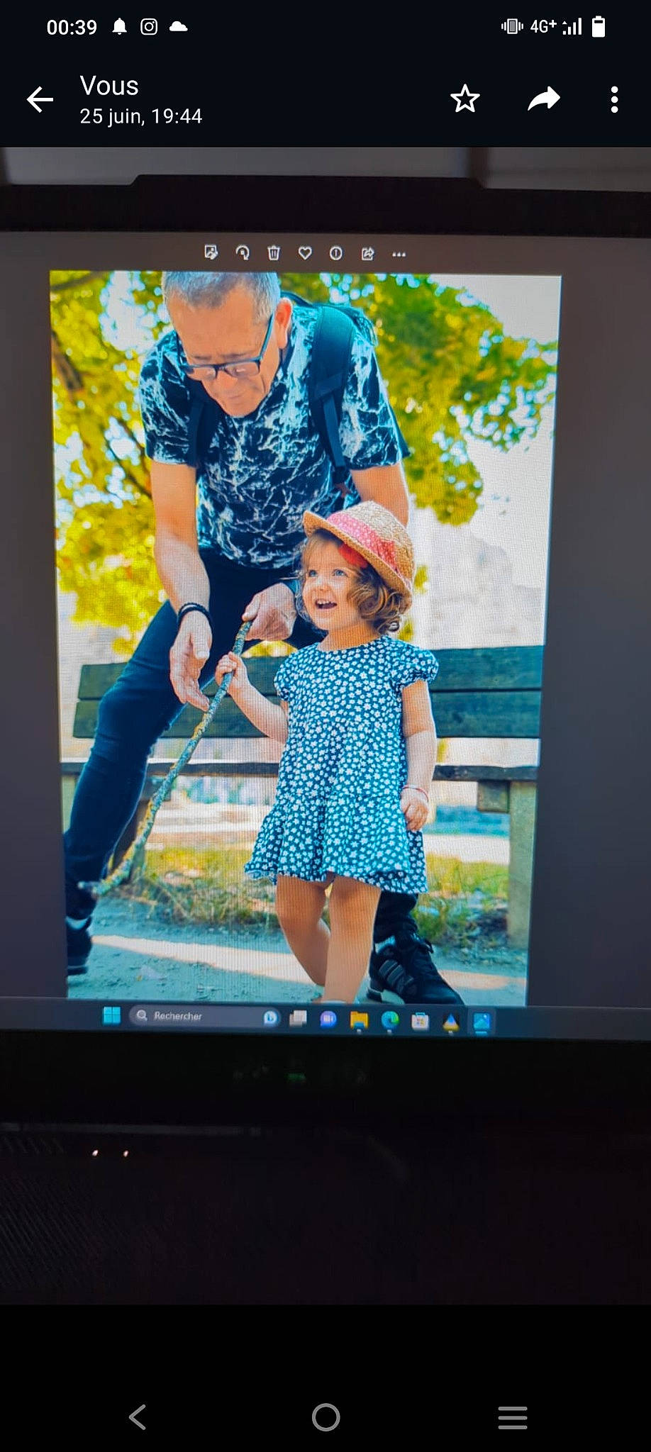 Lena a rejoint le concours — aidez-le/la à gagner de superbes lots ! child, display_device, electric_blue, flash_photography, flat_panel_display, fun, gadget, gesture, happy, hat, joy, leisure, magenta, pattern, people_in_nature, person, recreation, standing, t_shirt, toddler