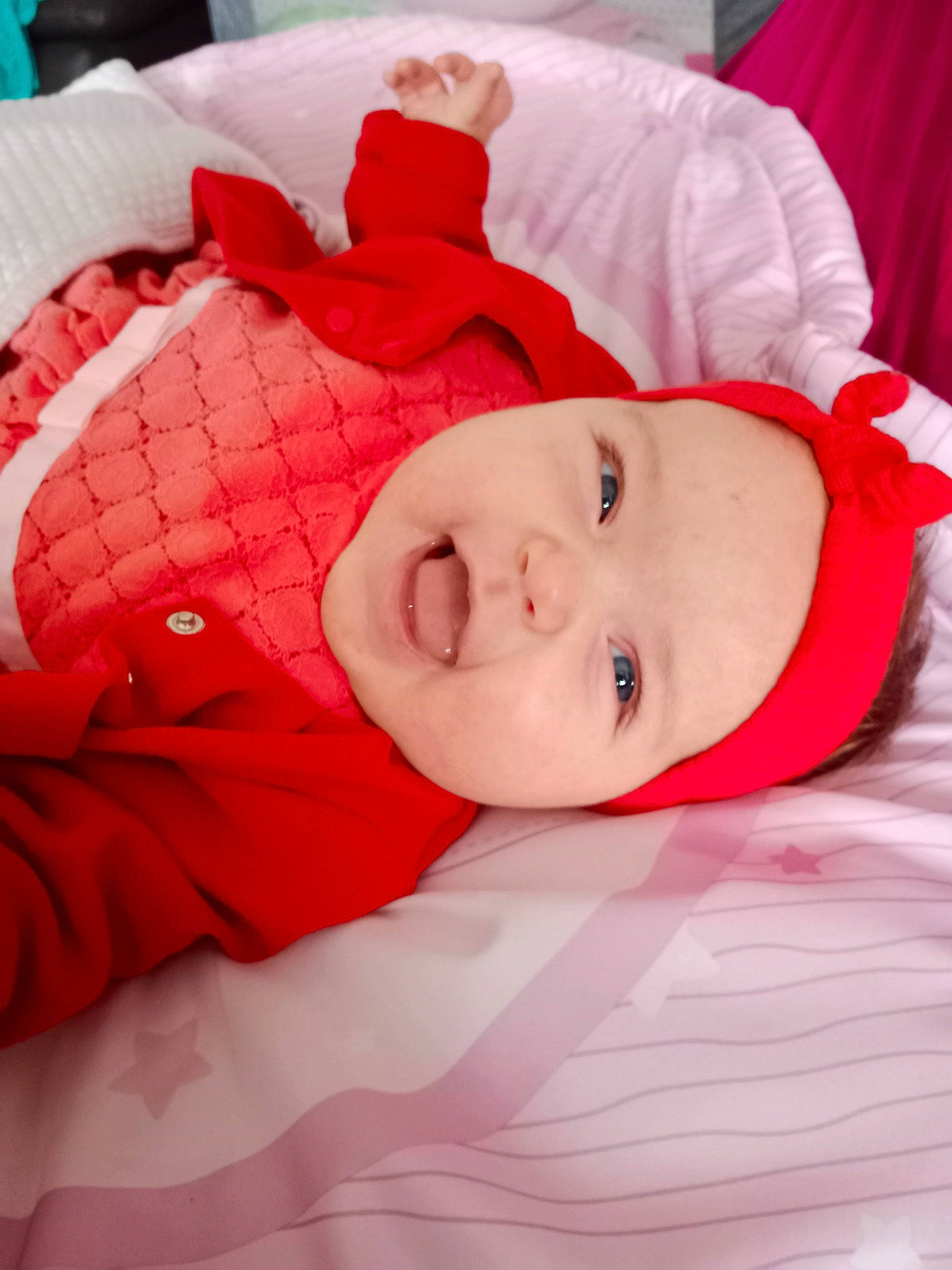 Lucia a rejoint le concours — aidez-le/la à gagner de superbes lots ! baby, baby_toddler_clothing, carmine, cheek, child, comfort, event, fur, happy, headwear, linens, magenta, person, pink, polar_fleece, portrait_photography, room, sleeve, smile, toddler