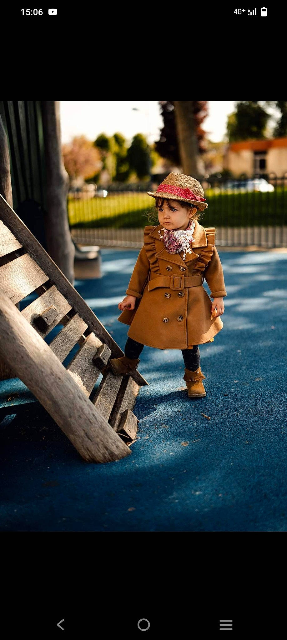 Lena participe au concours pour gagner de l'argent avec cette photo : cap, city, denim, eyewear, fur, grass, hat, human_leg, leisure, overcoat, pattern, person, recreation, road_surface, shoe, sitting, sleeve, standing, toddler, tree