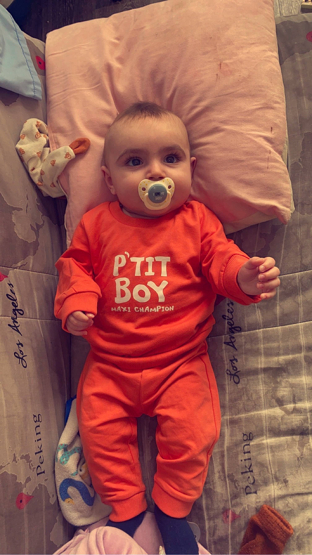 Thao participe au concours pour gagner de l'argent avec cette photo : baby, baby_toddler_clothing, child, font, fun, gesture, happy, linens, orange, outerwear, peach, people, person, pillow, room, sleeve, sportswear, stuffed_toy, t_shirt, textile