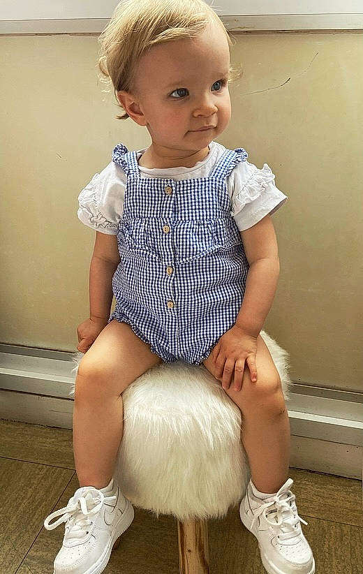 Lya a rejoint le concours — aidez-le/la à gagner de superbes lots ! abdomen, baby_toddler_clothing, beauty, electric_blue, face, head, human_leg, joint, knee, leg, person, photograph, shoe, sleeve, sneakers, textile, thigh, toddler, trunk, waist