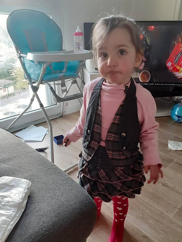 Célya participe au concours pour gagner de l'argent avec cette photo : baby_toddler_clothing, blue, chair, clothing, dress, fashion_design, fun, hairstyle, knee, pattern, person, pink, plaid, product, skin, sleeve, snapshot, sock, standing, tartan
