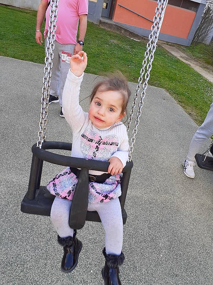 Célya participe au concours pour gagner de l'argent avec cette photo : baby, baby_carriage, baby_products, baby_toddler_clothing, child, city, fun, grass, happy, lap, leg, leisure, person, pink, plant, recreation, shoe, sitting, sneakers, swing