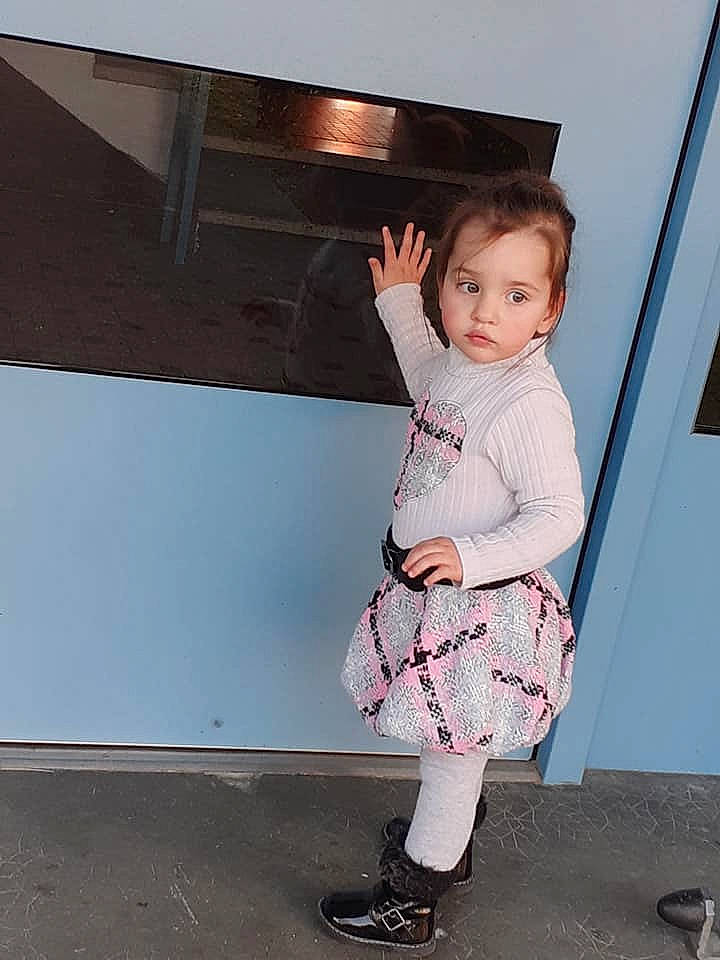 Célya a rejoint le concours — aidez-le/la à gagner de superbes lots ! baby_toddler_clothing, child, fashion_design, flash_photography, flooring, fun, happy, human_leg, knee, leg, magenta, pattern, person, pink, plaid, sandal, sitting, skin, sleeve, street_fashion