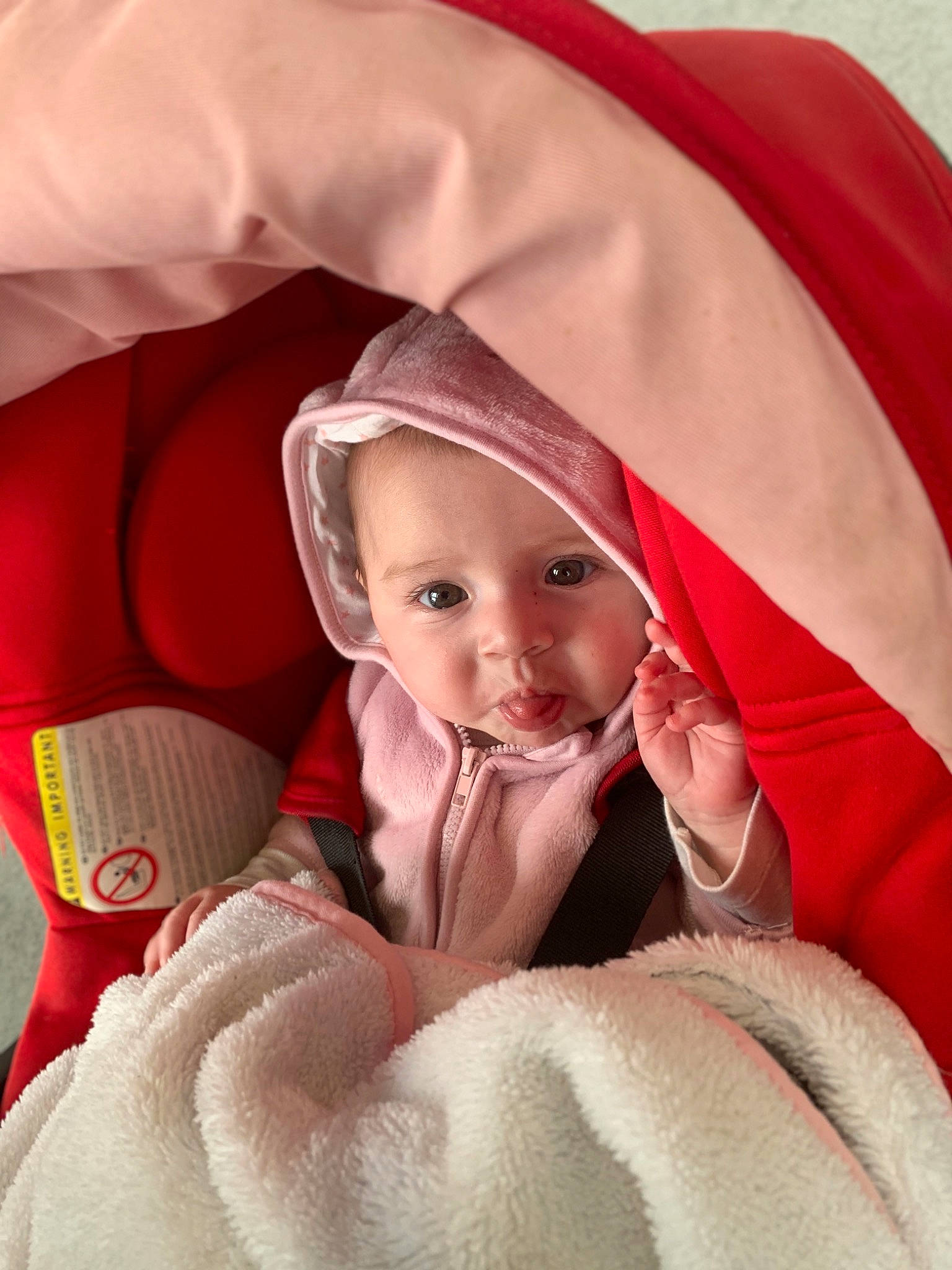 Djulya participe au concours pour gagner de l'argent avec cette photo : baby, baby_products, child, comfort, eye, face, fashion_accessory, finger, gesture, happy, head, headgear, headwear, human_body, linens, lip, person, skin, sleeve, smile