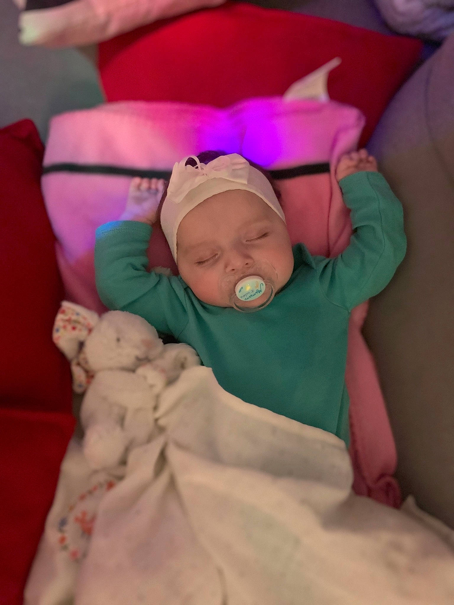 Djulya participe au concours pour gagner de l'argent avec cette photo : baby, baby_products, baby_sleeping, baby_toddler_clothing, bedtime, cheek, child, comfort, glasses, hat, head, headgear, headwear, human_body, linens, magenta, mouth, person, pink, purple