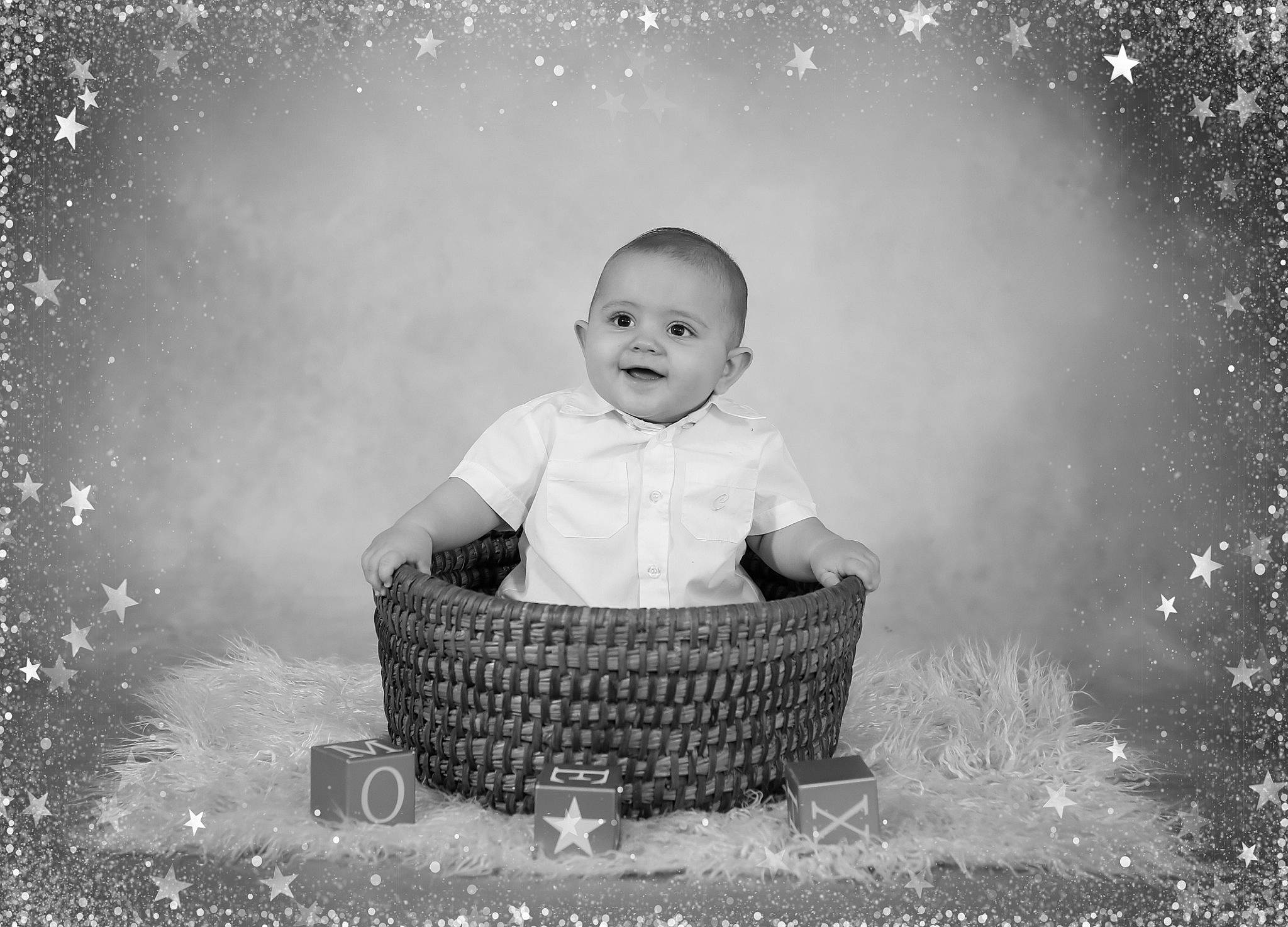 Loan participe au concours pour gagner de l'argent avec cette photo : black_and_white, child, fun, girl, happiness, infant, monochrome, monochrome_photography, person, photograph, photography, portrait_photography, sitting, smile, snapshot, stock_photography, toddler, water