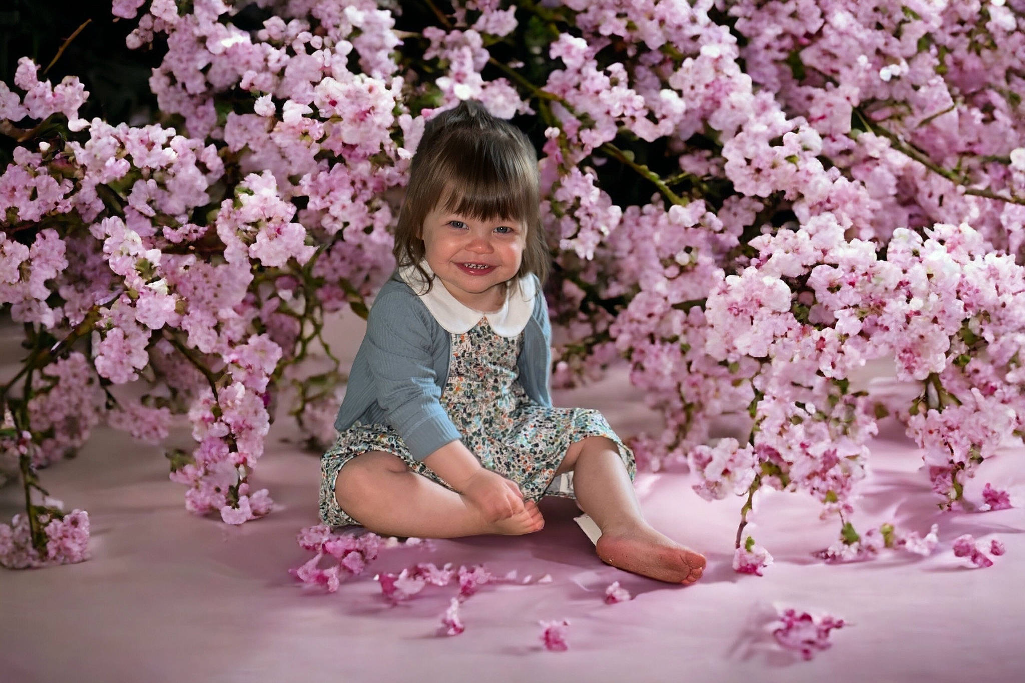 Elya a rejoint le concours — aidez-le/la à gagner de superbes lots ! annual_plant, blossom, branch, cherry_blossom, floral_design, flower, flowering_plant, happy, joy, leisure, magenta, people_in_nature, person, petal, pink, plant, purple, smile, spring, toddler