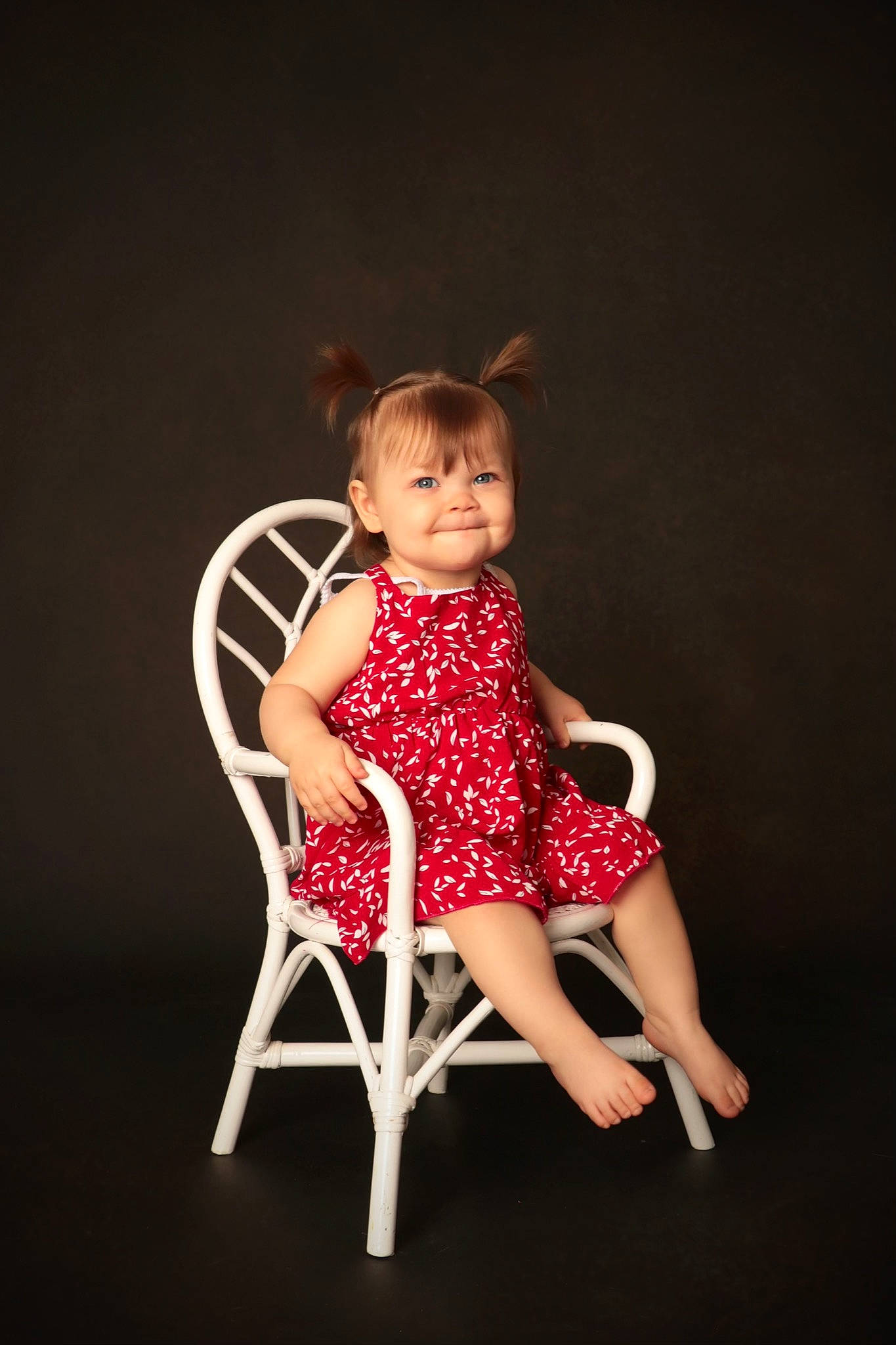 Elya participe au concours pour gagner de l'argent avec cette photo : baby, baby_toddler_clothing, carmine, chair, child, comfort, darkness, event, fashion_design, flash_photography, fun, happy, head, human_leg, joy, magenta, person, sitting, sleeve, smile