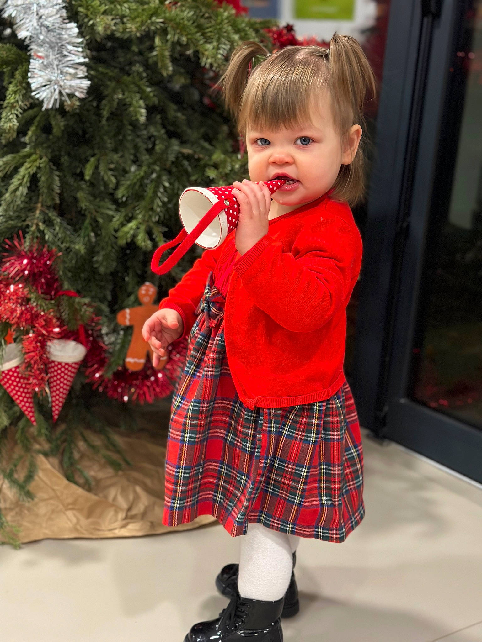 Elya a rejoint le concours — aidez-le/la à gagner de superbes lots ! baby_toddler_clothing, child, christmas, christmas_decoration, christmas_eve, christmas_ornament, christmas_tree, design, event, face, holiday, pattern, person, plaid, red, sleeve, snapshot, sock, standing, tartan
