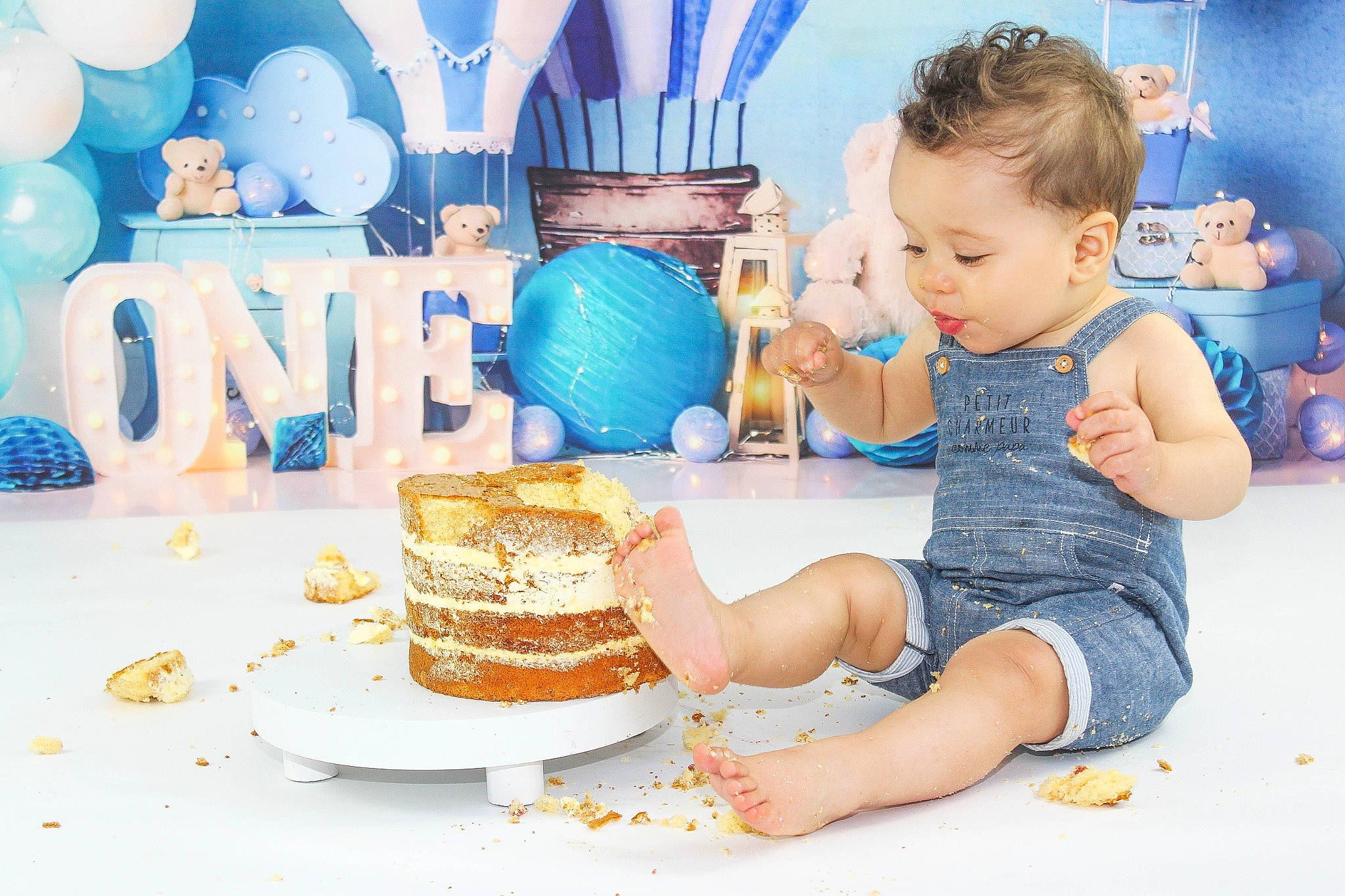 Reda a rejoint le concours — aidez-le/la à gagner de superbes lots ! baby_toddler_clothing, baked_goods, balloon, birthday_cake, blue, cake, cake_decorating, cake_decorating_supply, cuisine, food, happy, leisure, orange, person, plate, recipe, sugar_cake, tableware, textile, toddler