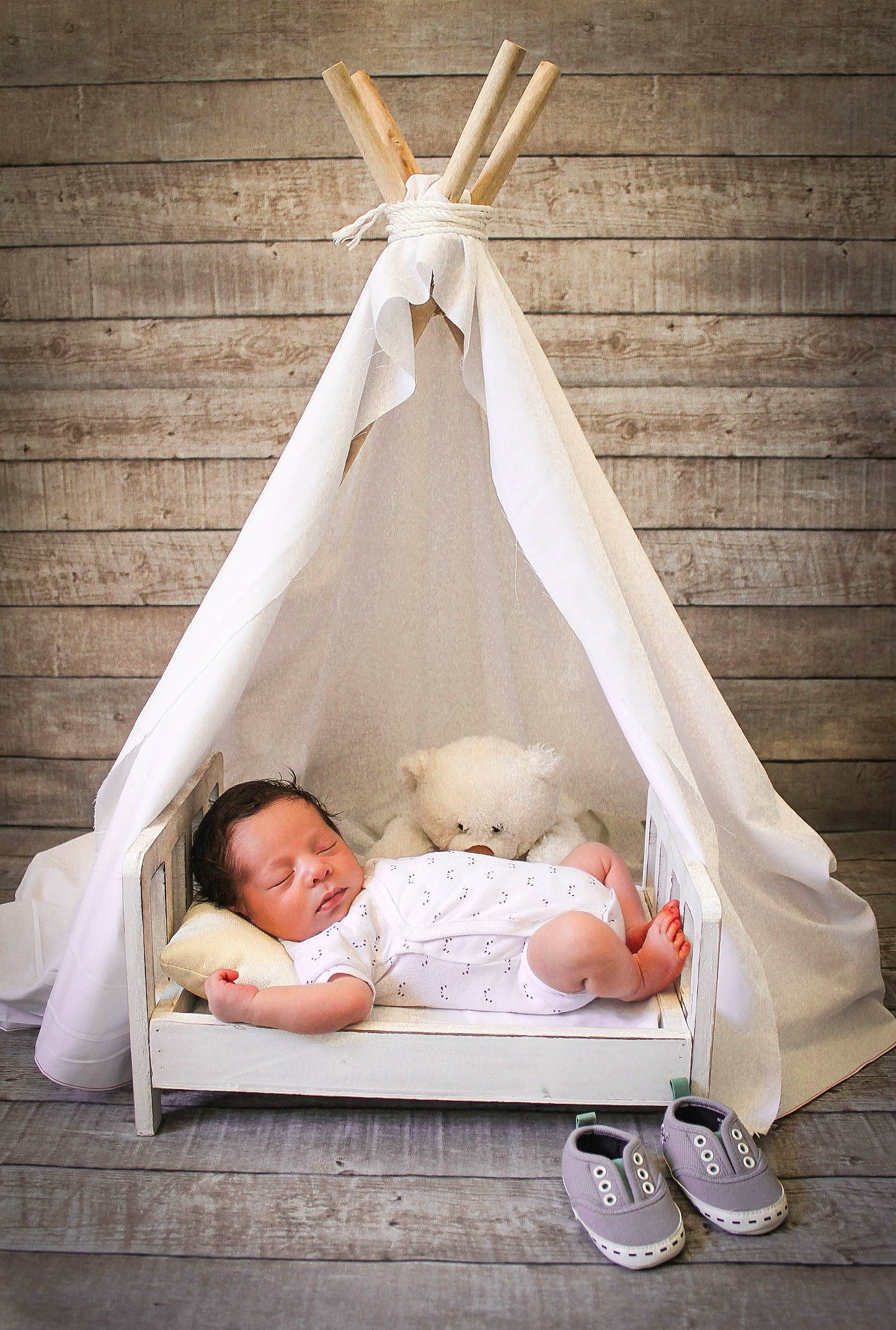 Reda participe au concours pour gagner de l'argent avec cette photo : baby, baby_products, bed, bedding, bedroom, bridal_accessory, child, comfort, event, house, human_body, infant_bed, leisure, linens, peach, person, sitting, toddler, tree, white