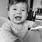 Charly a rejoint le concours — aidez-le/la à gagner de superbes lots ! baby, child, smiling, happy, face, drool, onesie, star_pattern, table, hand, indoor, highchair, monochrome, black_and_white, portrait, cute, infant, young_child, person, closeup