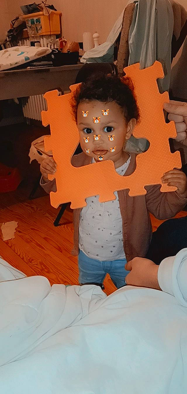 Allya participe au concours pour gagner de l'argent avec cette photo : abdomen, animation, art, child, comfort, eyewear, finger, fun, gesture, illustration, knee, linens, mouth, orange, person, room, sitting, thumb, toddler, visual_arts