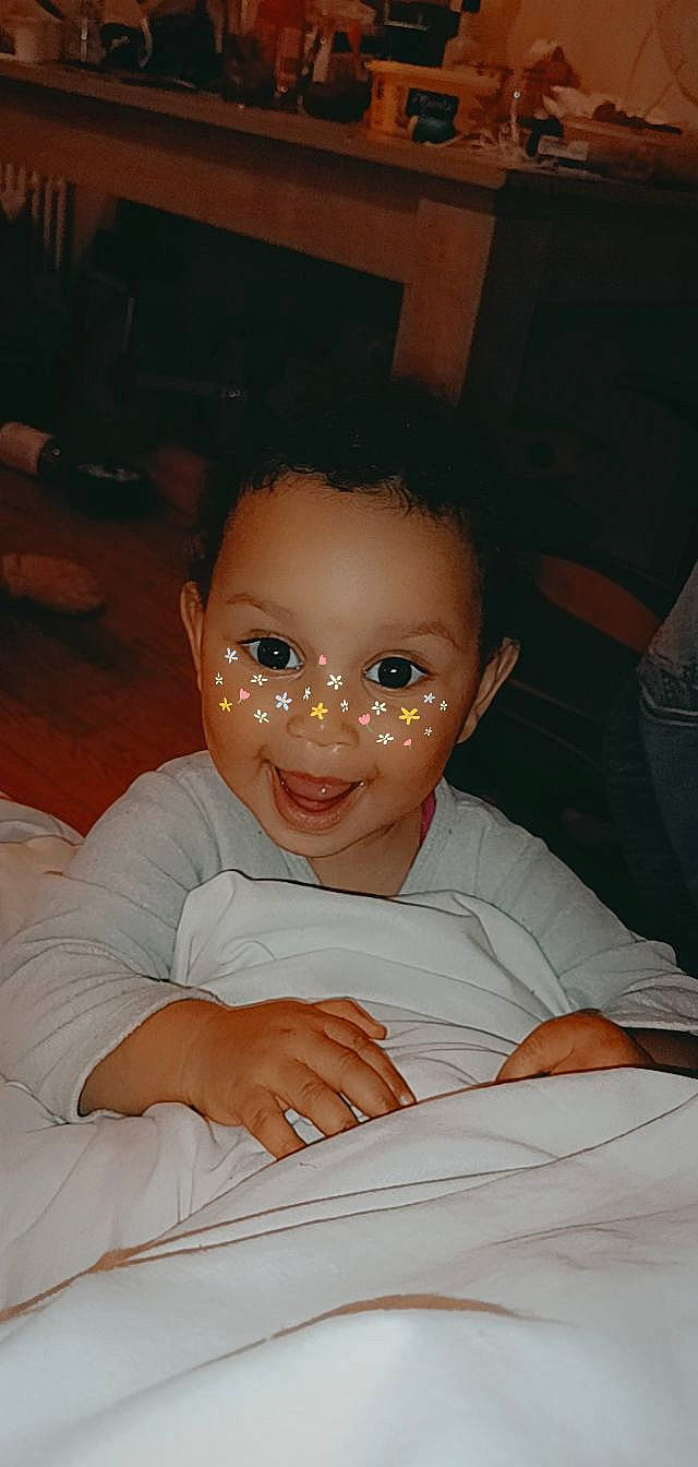 Allya participe au concours pour gagner de l'argent avec cette photo : baby, chair, cheek, chin, comfort, ear, eyebrow, finger, flash_photography, forehead, fun, happy, iris, lip, mouth, nose, person, skin, smile, thumb