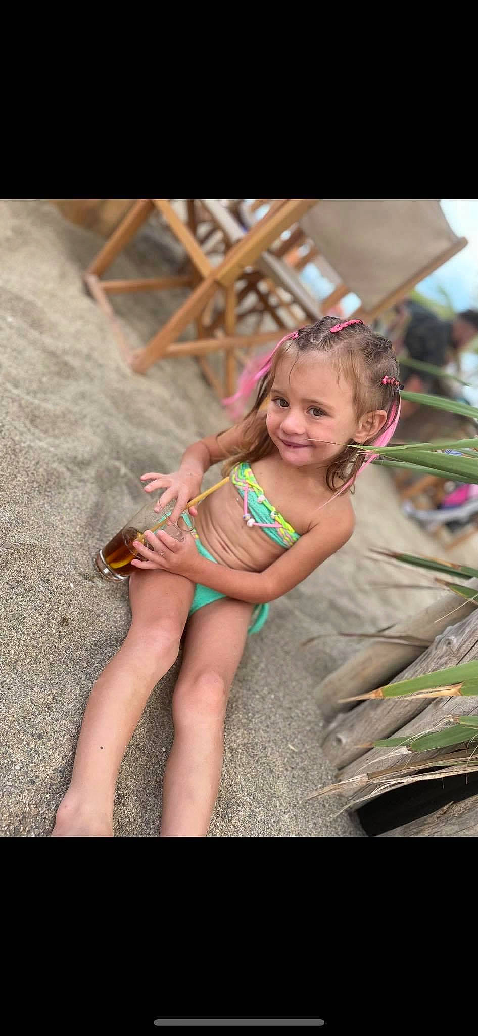 Sinaya a rejoint le concours — aidez-le/la à gagner de superbes lots ! barefoot, blond, child, face, fawn, flash_photography, flip_flops, foot, fun, grass, happy, human_leg, joy, leg, leisure, person, sandal, smile, soil, thigh