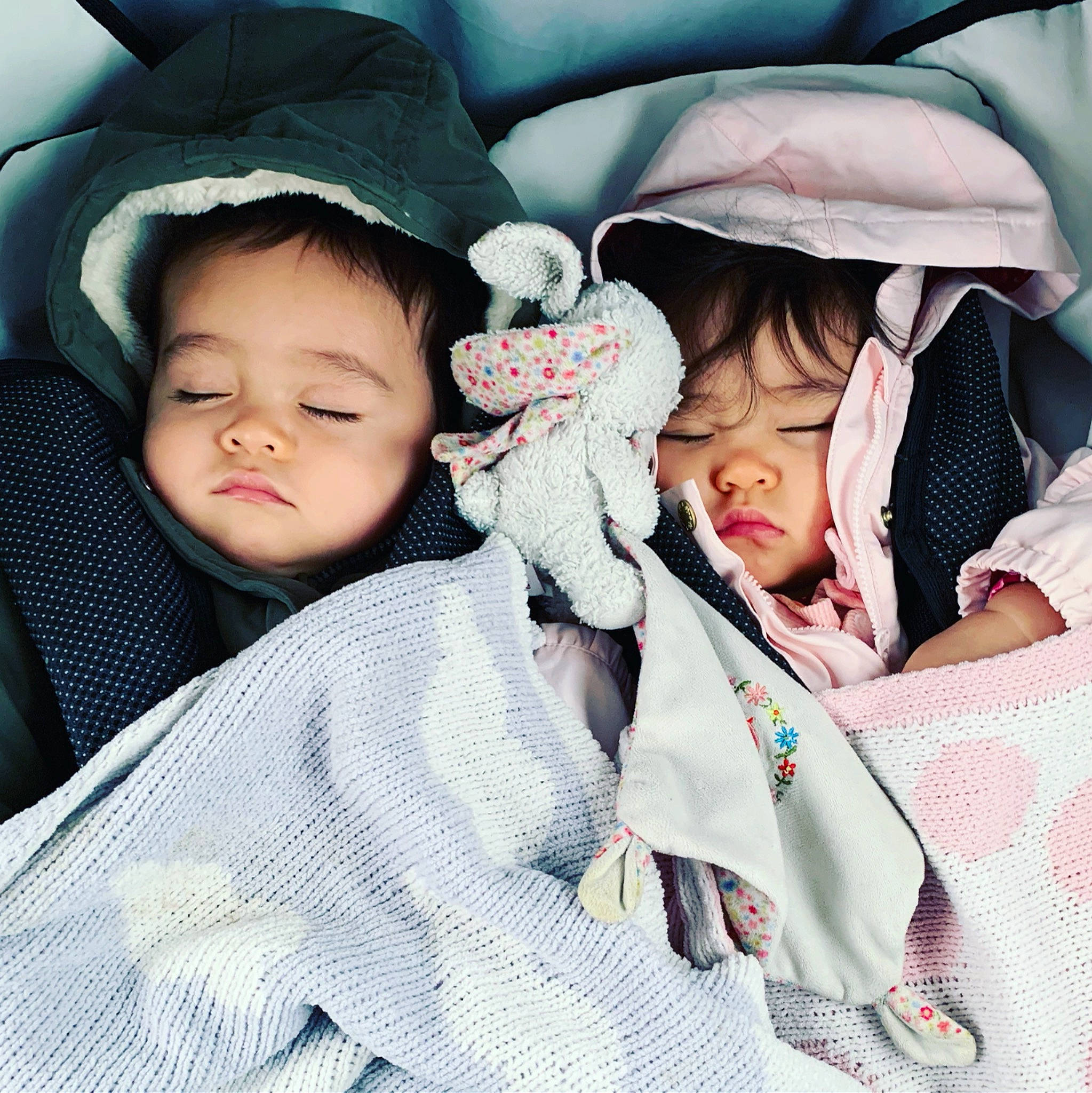 Meï a rejoint le concours — aidez-le/la à gagner de superbes lots ! baby, baby_products, baby_safety, baby_sleeping, baby_toddler_clothing, cheek, child, comfort, eye, eyelash, human, linens, mouth, nap, nose, person, product, sleep, stuffed_toy, textile