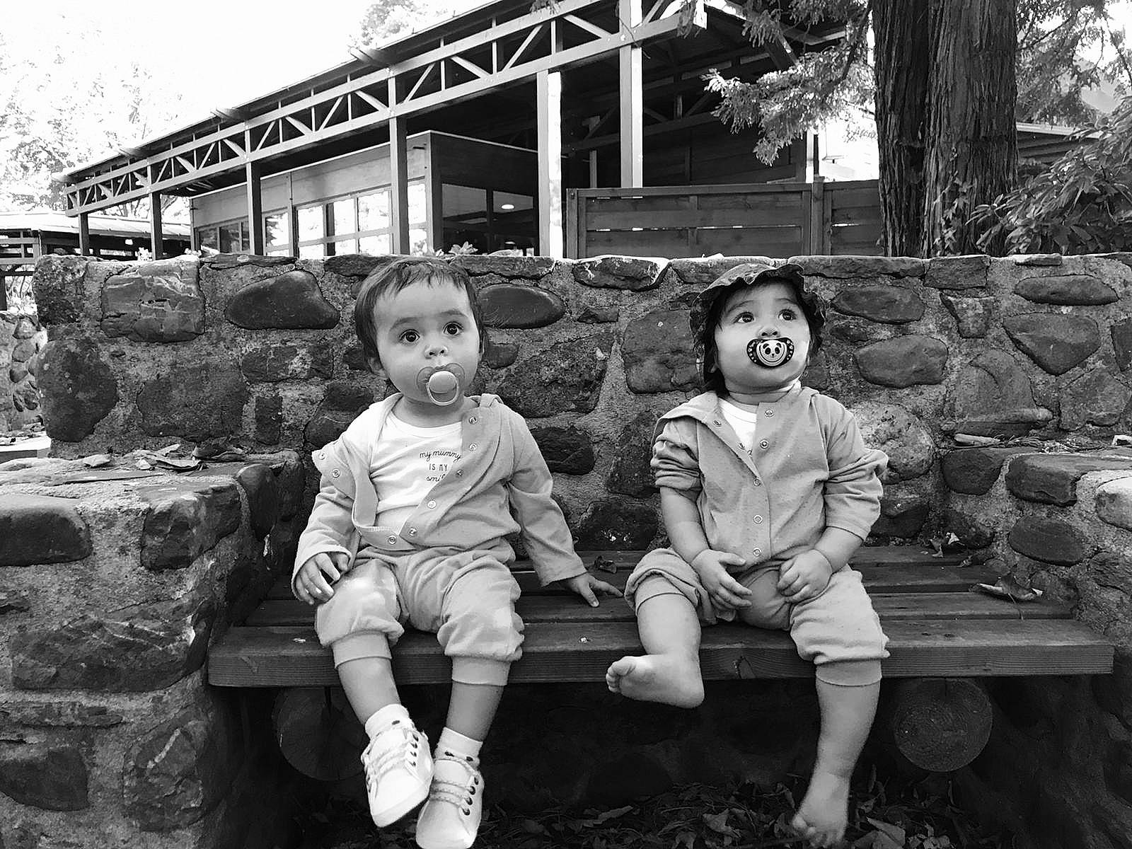 Meï participe au concours pour gagner de l'argent avec cette photo : baby, bench, child, eye, foot, lap, leg, monochrome, person, surprise